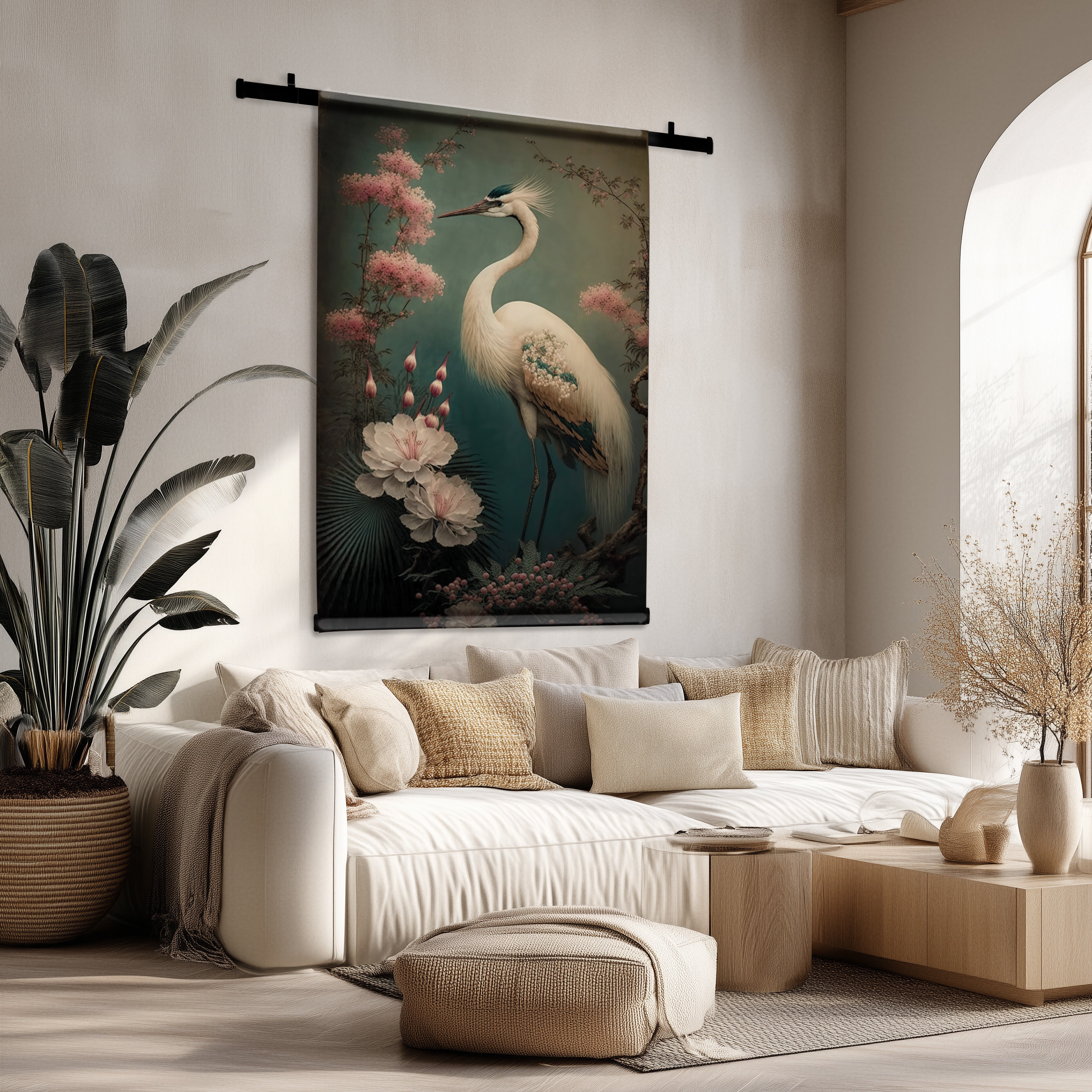 Velours wandkleed met Japanse kraanvogel en roze bloemen in een modern interieur.