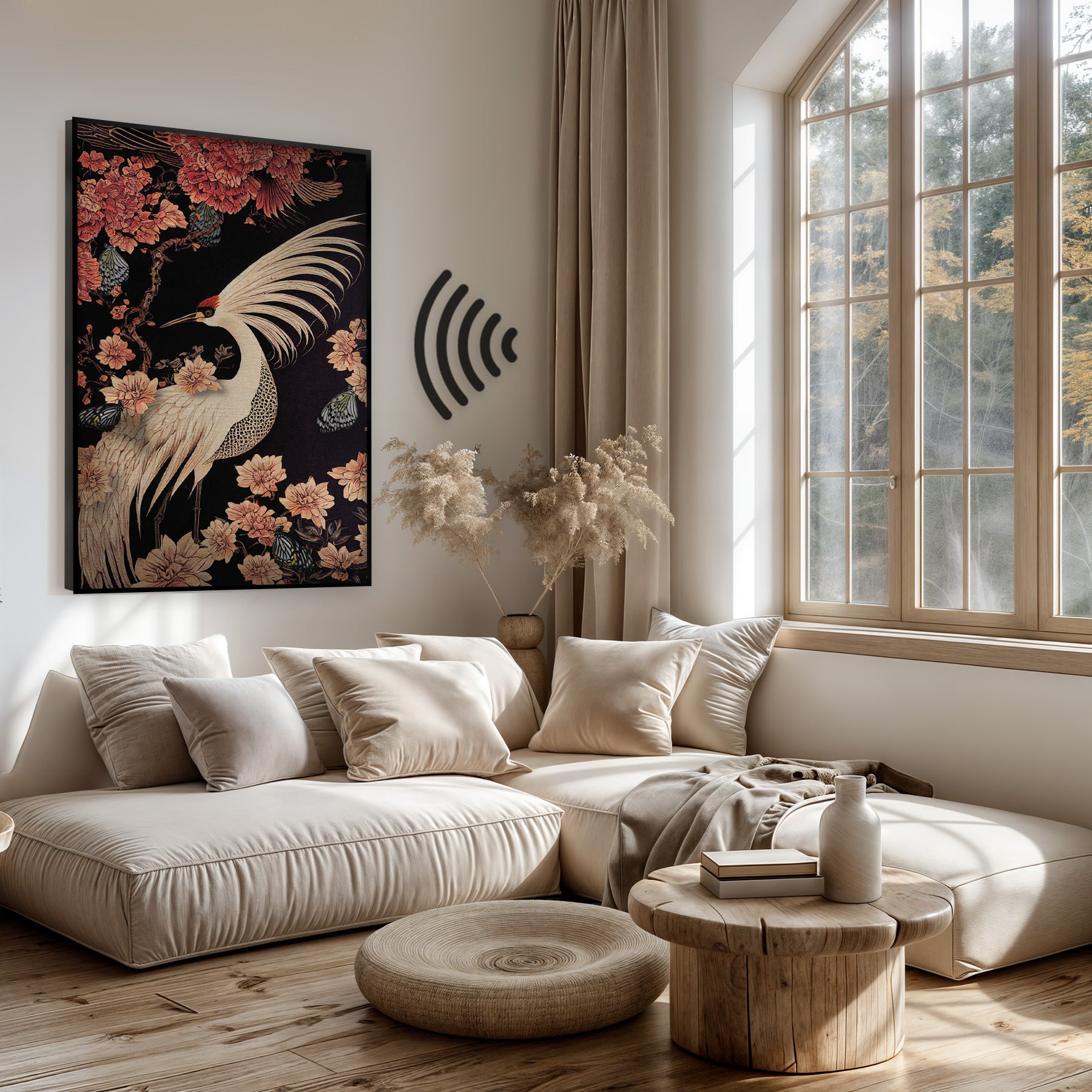 Akoestisch paneel Japanse kraanvogel boven een lichte bank in een woonkamer.