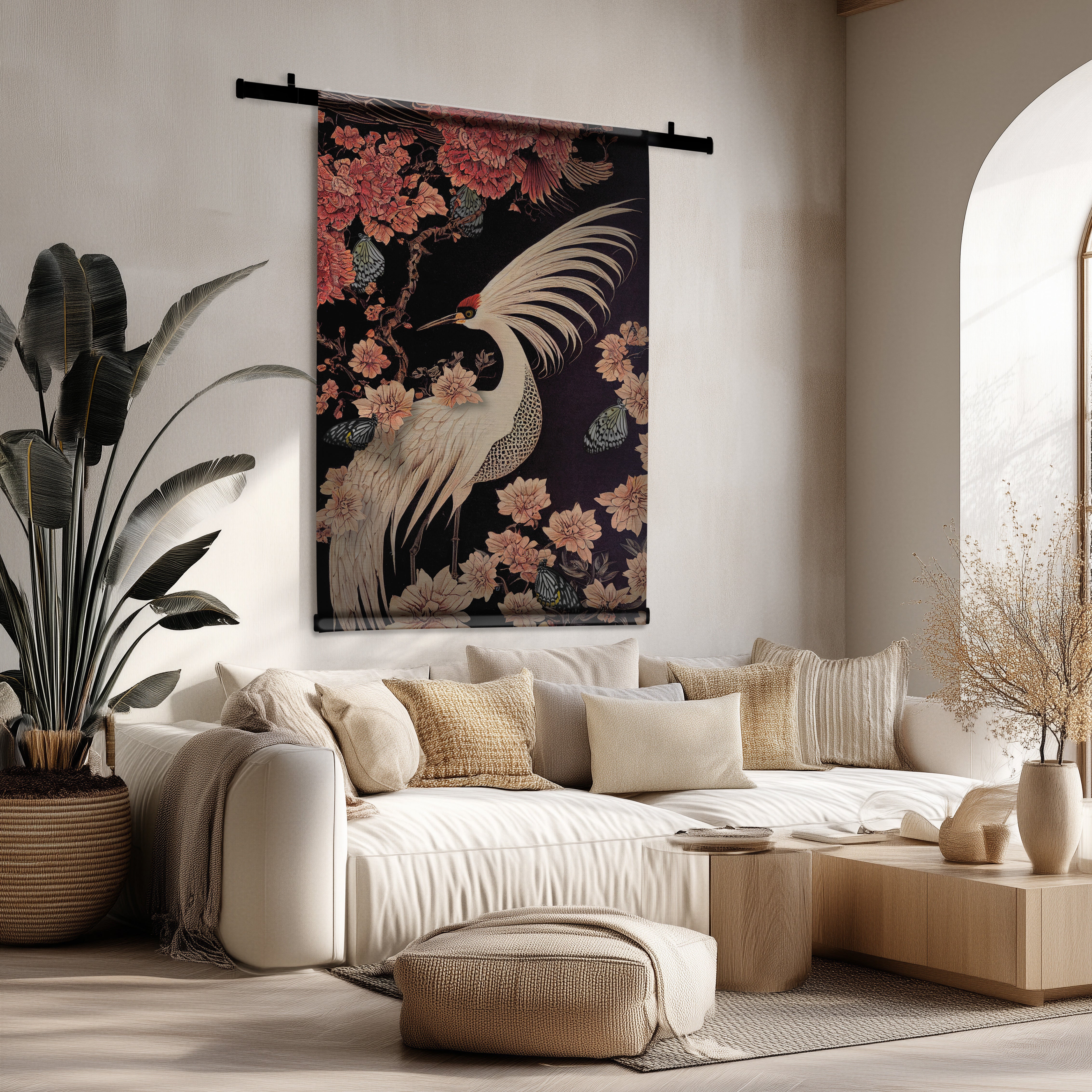Zwart velours wandkleed met Japanse kraanvogel, roze bloemen en vlinders in een lichte woonkamer.