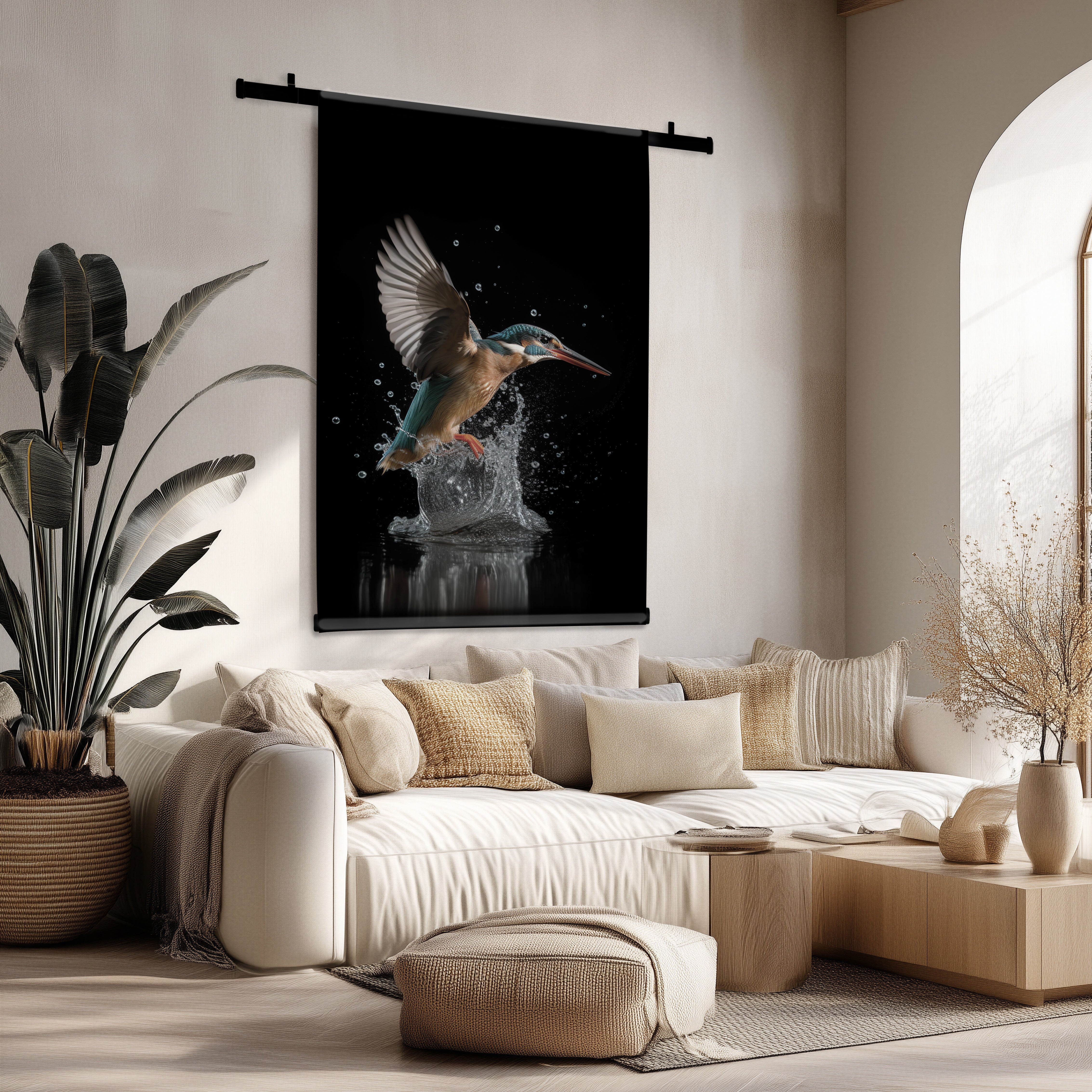 Ijsvogel 3 wandkleed met vliegende ijsvogel en opspattend water op zwarte achtergrond, in een moderne woonkamer.