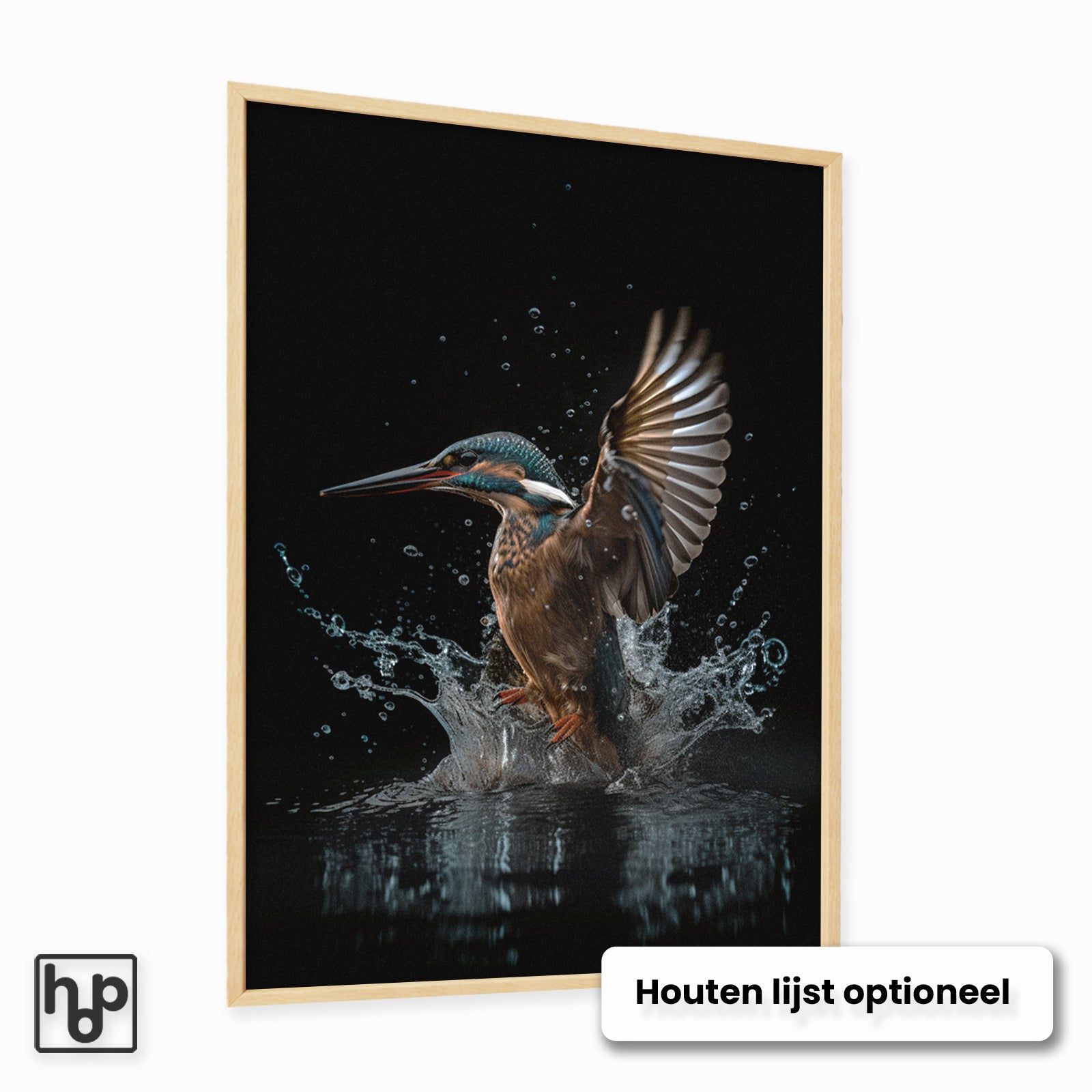 Houten ingelijste poster van een ijsvogel die uit het water opvliegt met opspattend water.
