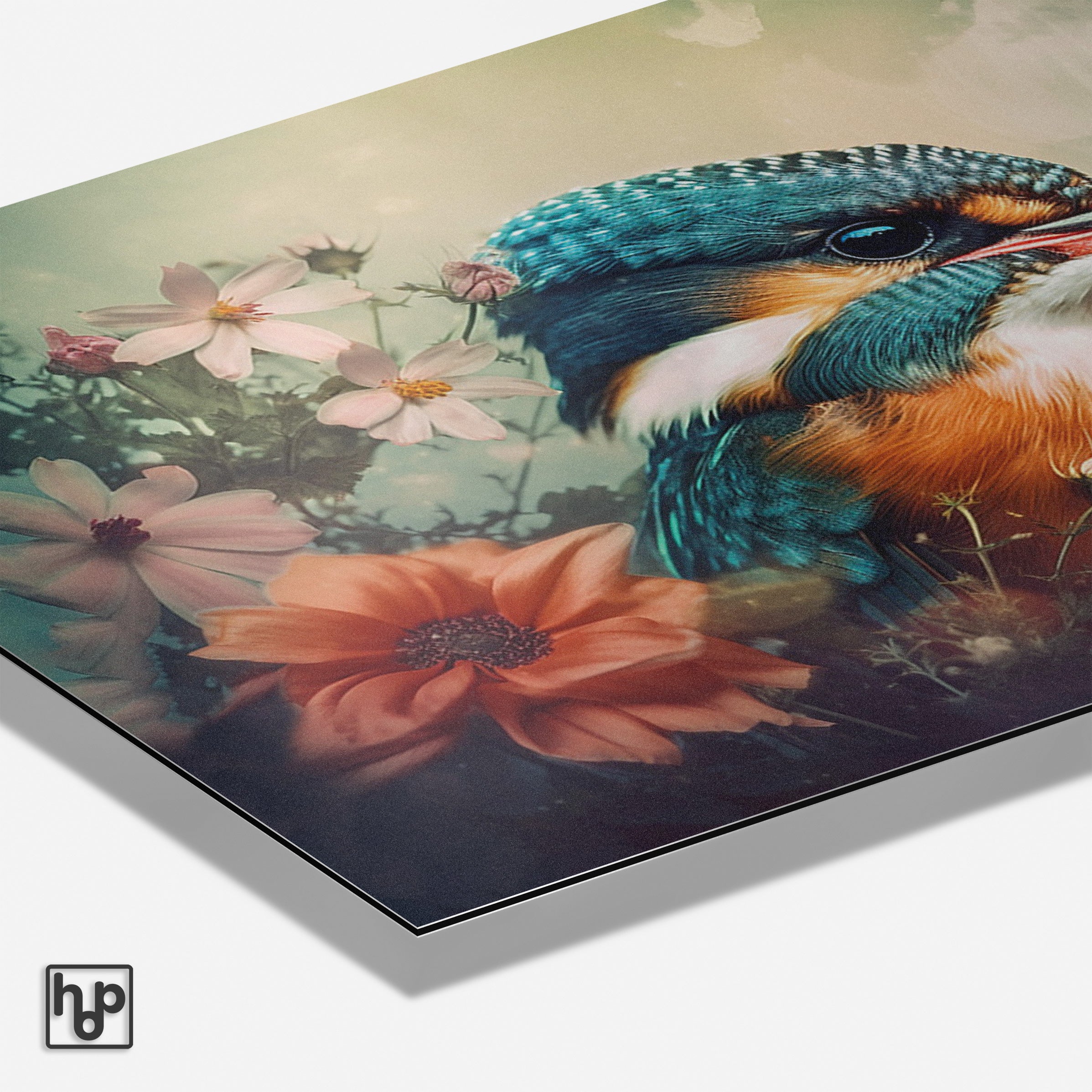 Liggende poster van een ijsvogel met blauwe en oranje veren, omringd door roze en oranje bloemen.