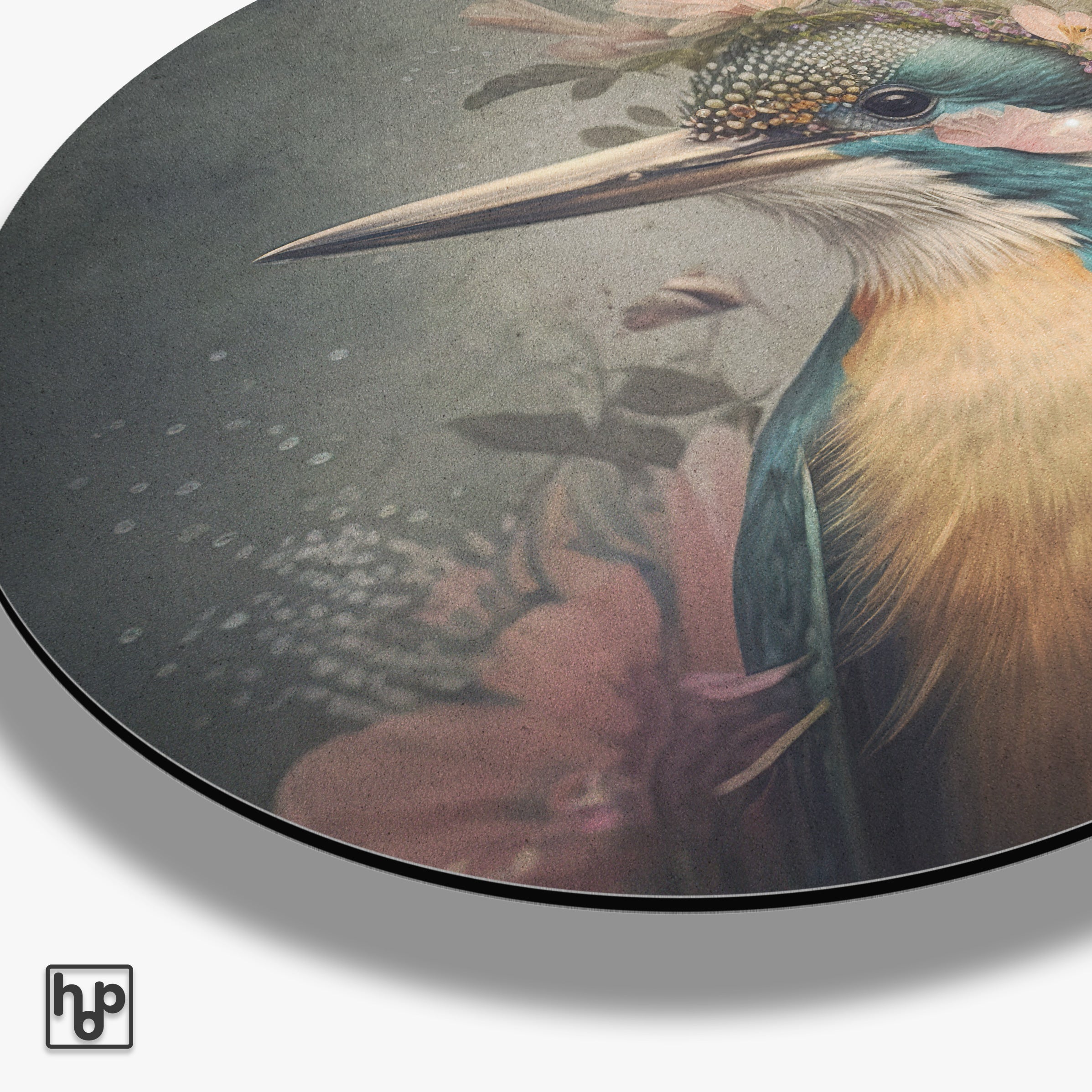 Ronde akoestische wanddecoratie met gedetailleerde print van een kleurrijke ijsvogel en zachte bloemen.