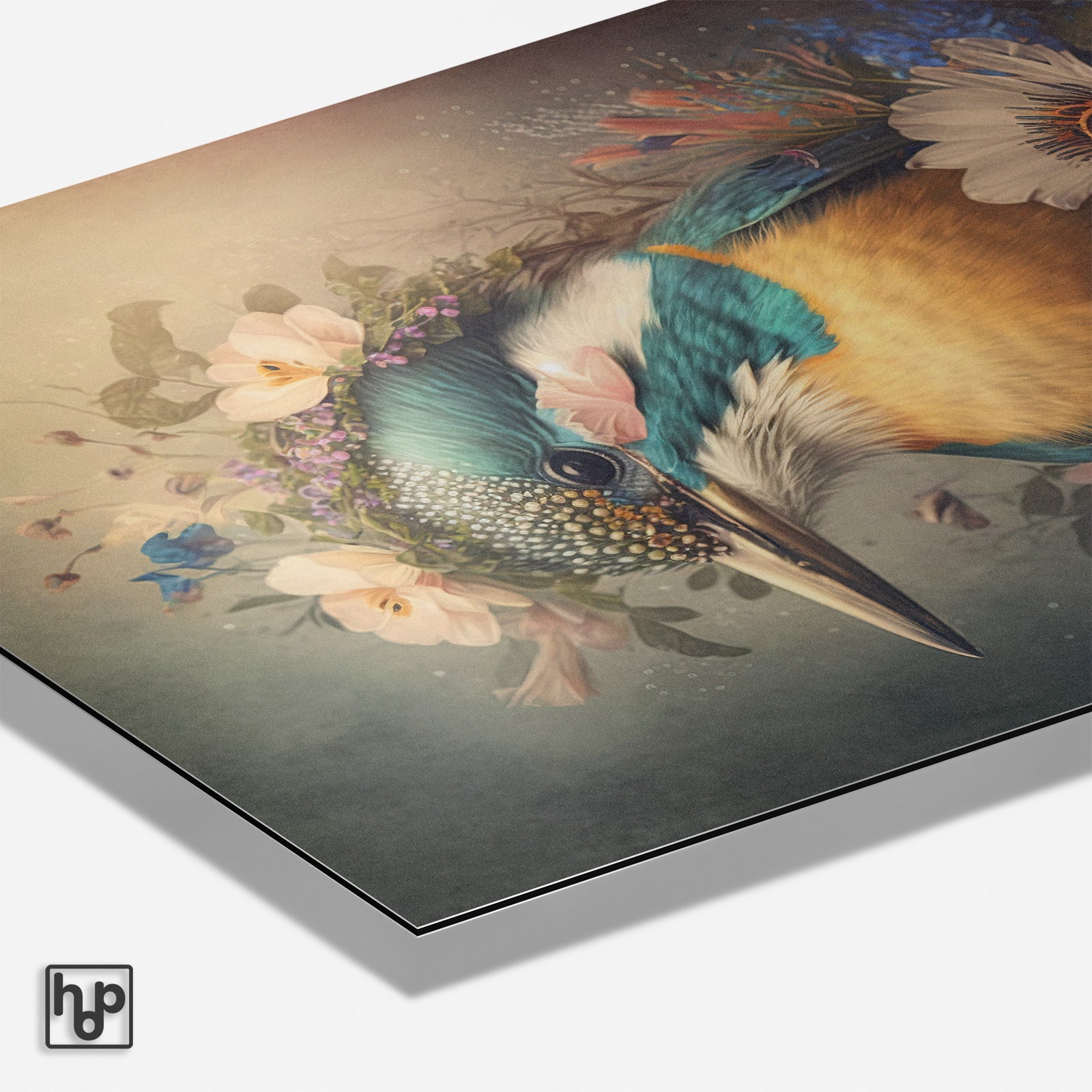 Levendige poster met gedetailleerde ijsvogel omringd door bloemen in natuurlijke, botanische stijl.