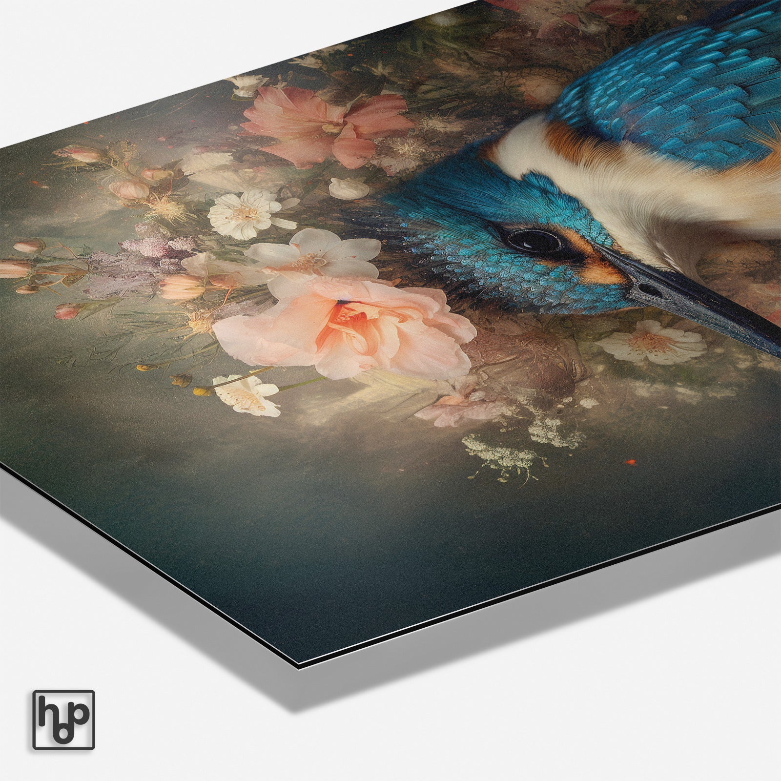 Levendige poster van een blauwe ijsvogel tussen roze en witte bloemen in een botanische setting.