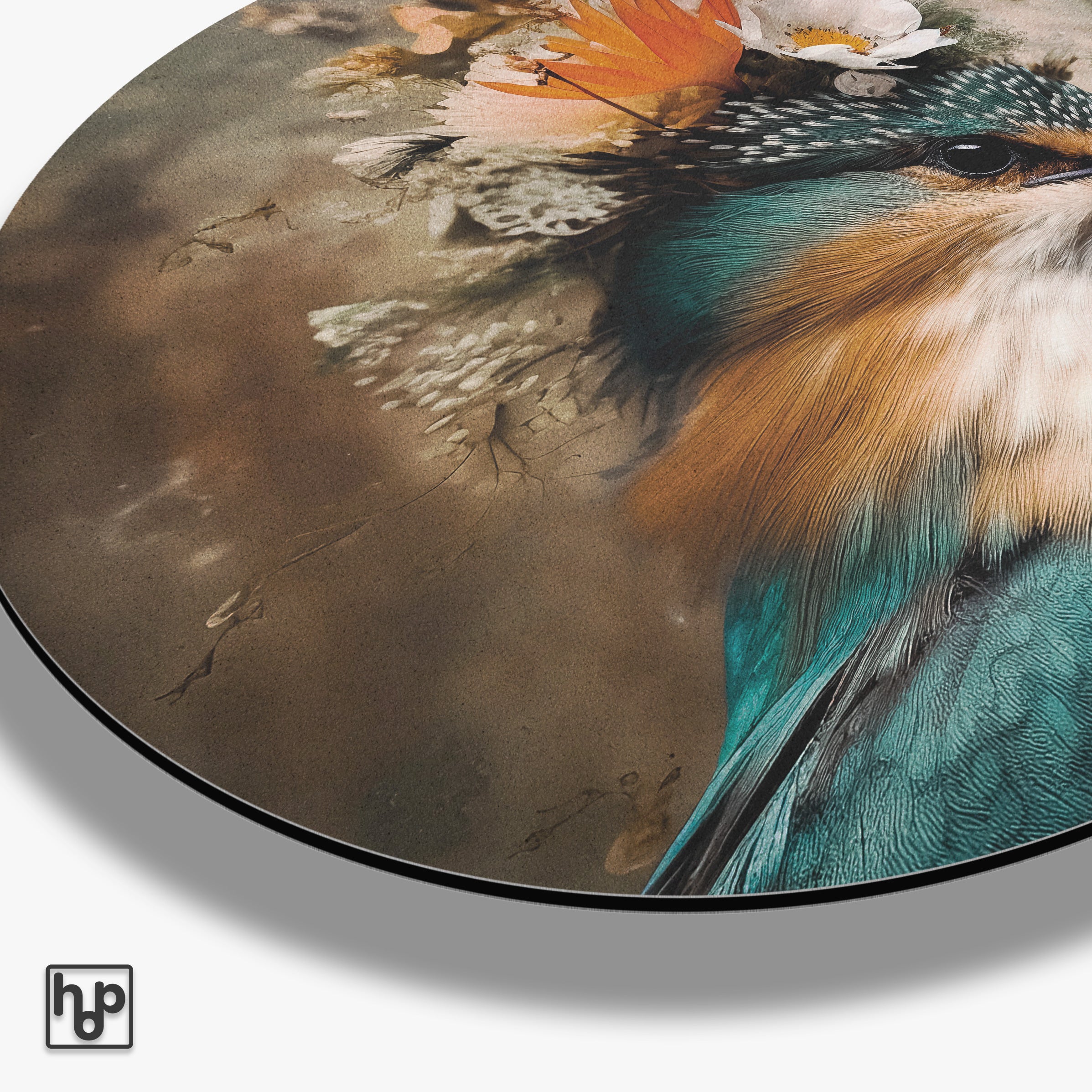 Ronde aluminium dibond muurcirkel met een gedetailleerde ijsvogel in blauw en oranje, versierd met bloemen.