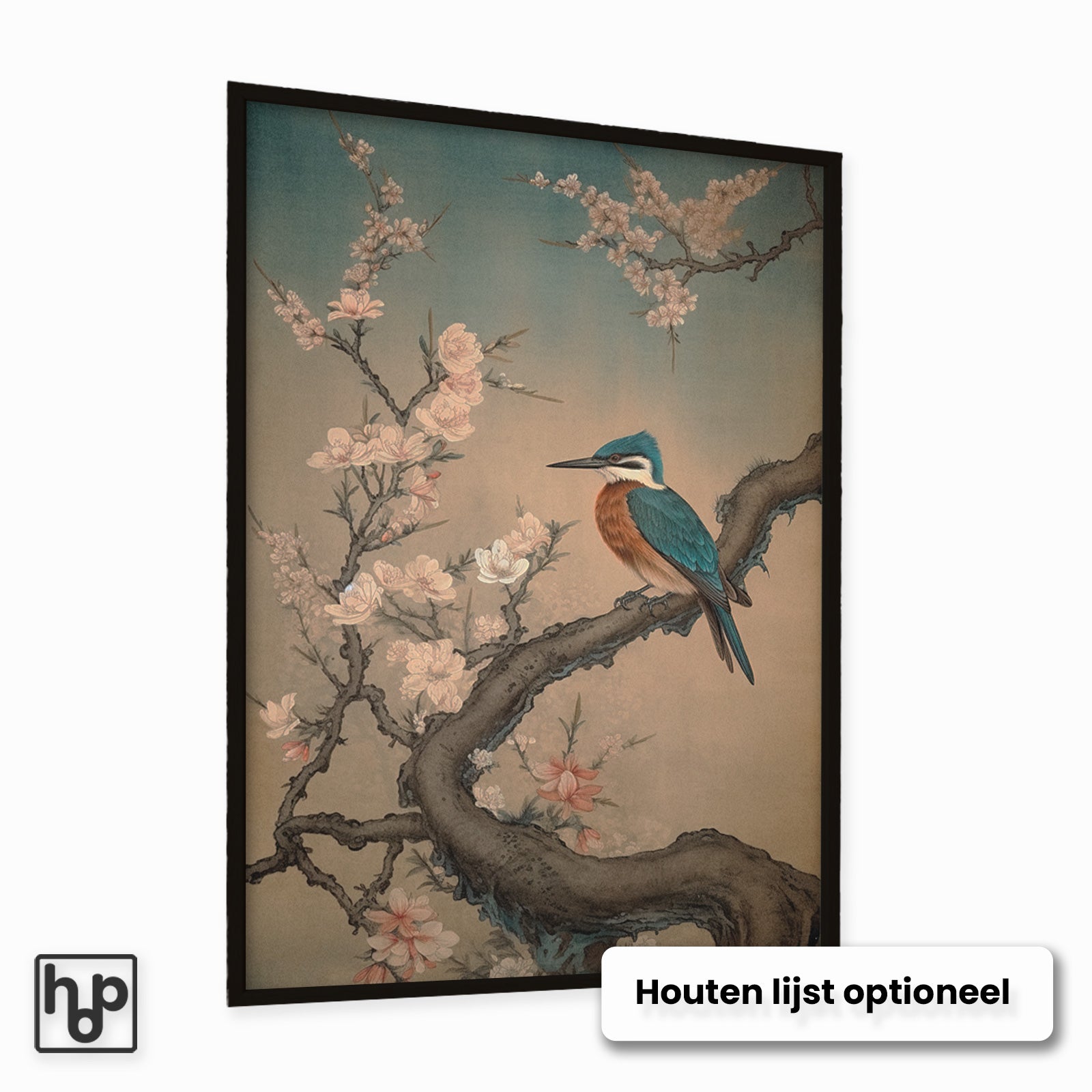 Ijsvogel 9 poster: een blauw-oranje ijsvogel op een tak met delicate roze bloesems, in een zwarte lijst.