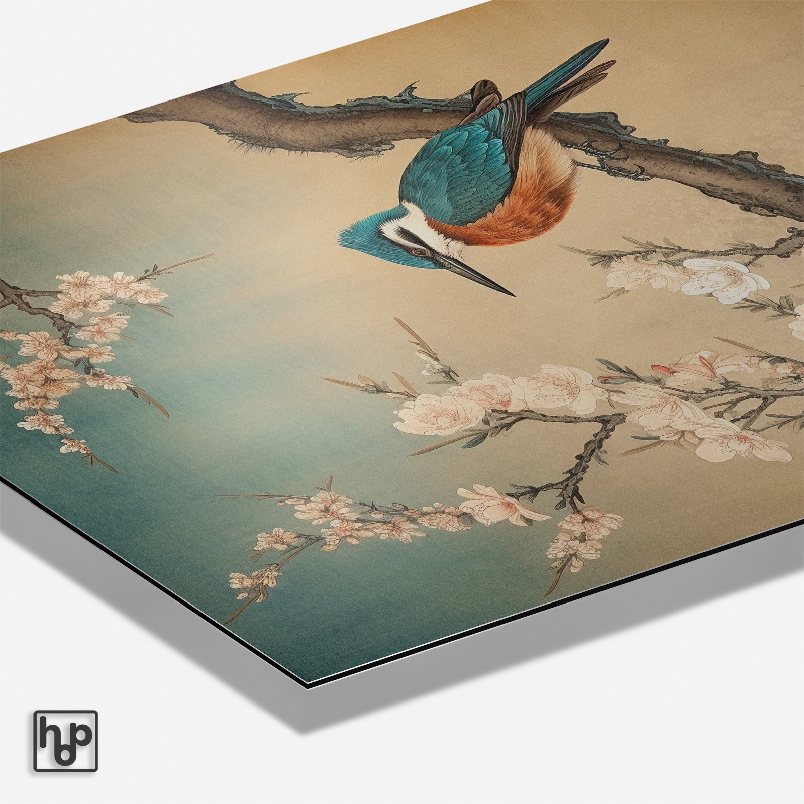 Ijsvogel 9 poster met blauwe ijsvogel ondersteboven aan tak met witte bloesem tegen beige en blauwgroene achtergrond.