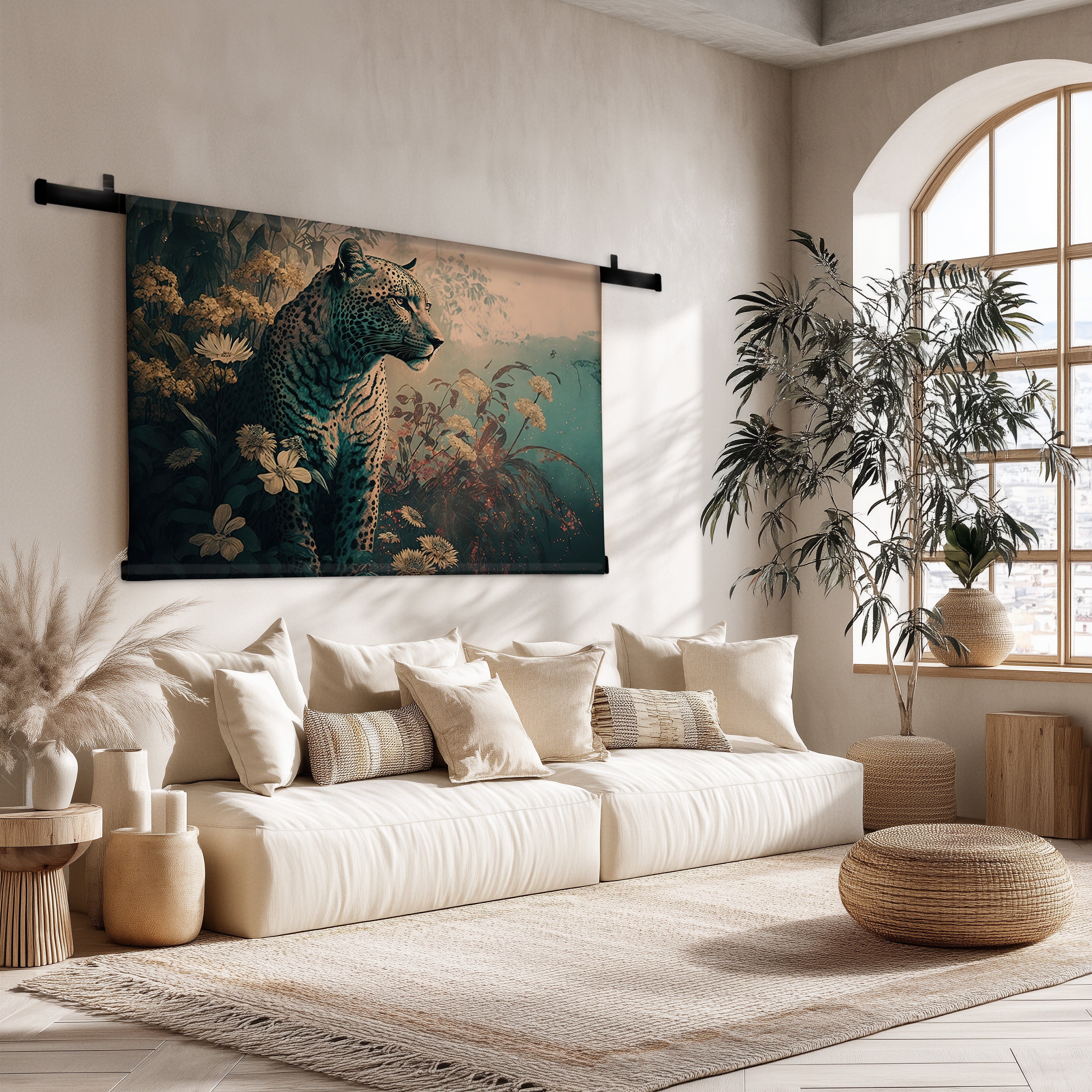 Luipaard 2 wandkleed met gedetailleerde luipaardprint en bloemen, hangend boven een beige bank in een lichte woonkamer.