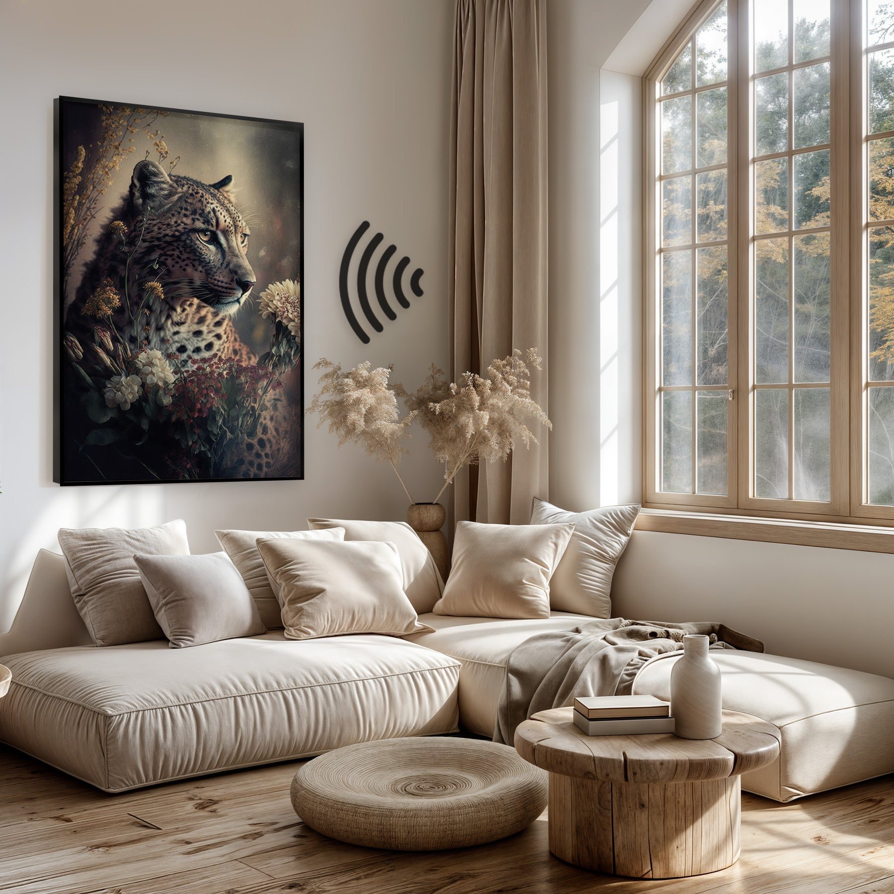 Akoestisch paneel Luipaard boven een lichte bank in een woonkamer.