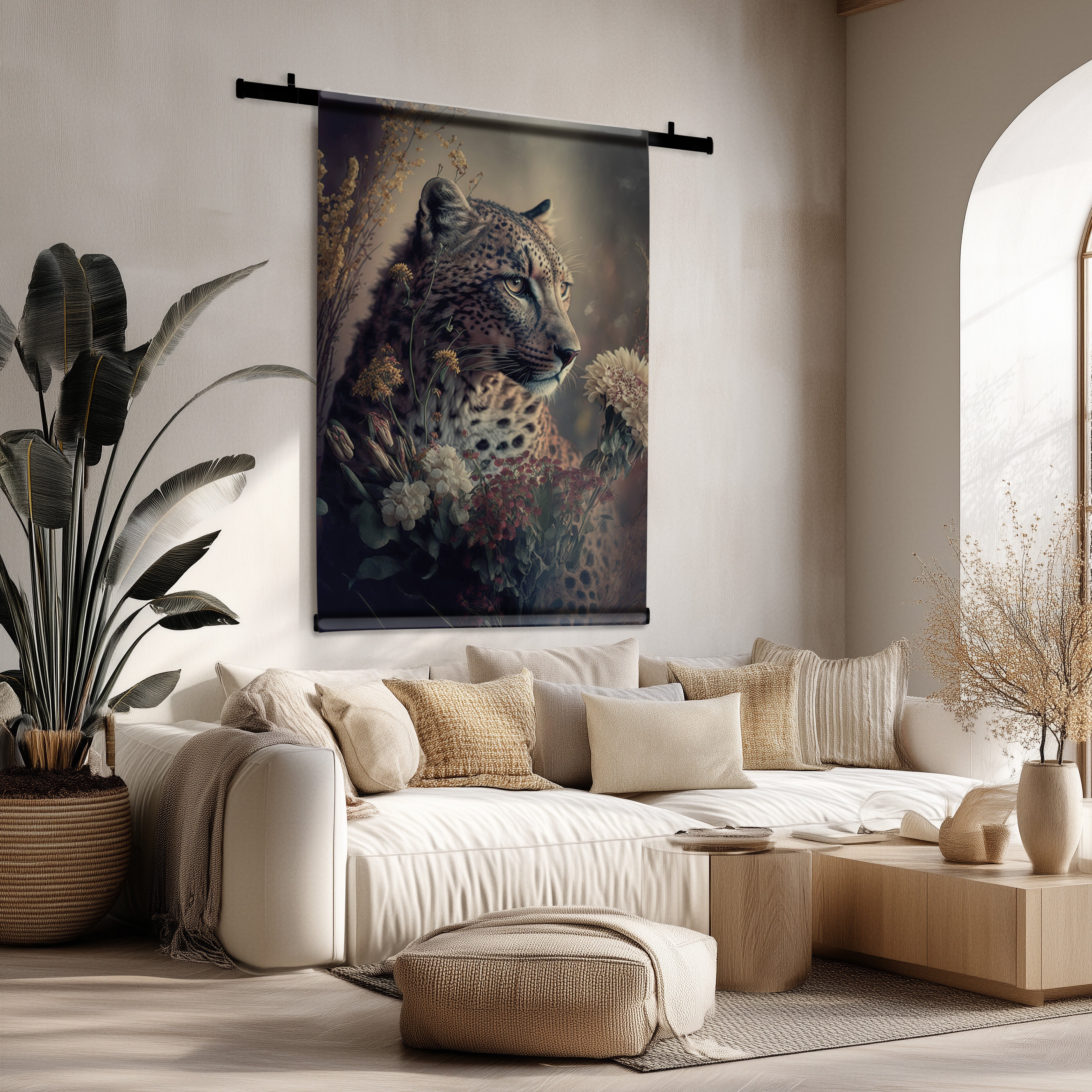 Leopard wandkleed met bloemen in een modern interieur boven een lichte bank.
