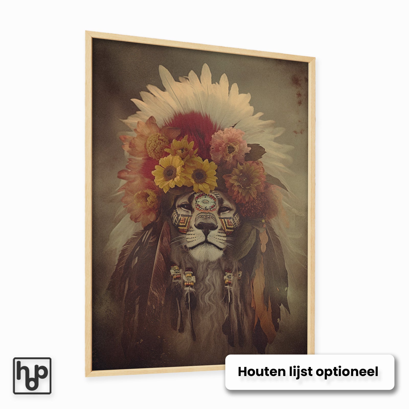 Leeuw met bloemen en veren hoofdtooi, ingelijst in licht hout.