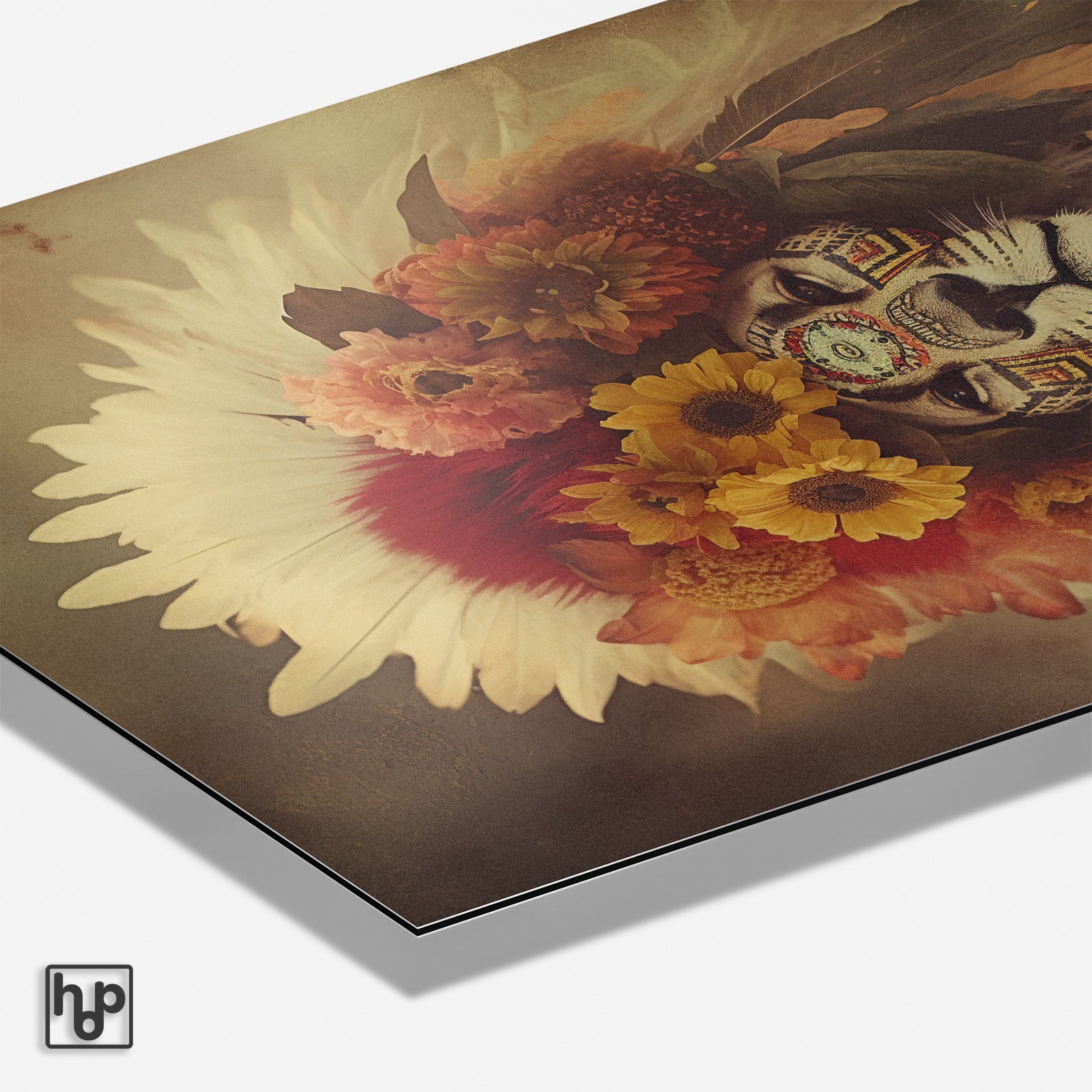 Wanddecoratie van een leeuw met botanische elementen, bloemen en veren in warme, natuurlijke kleuren.