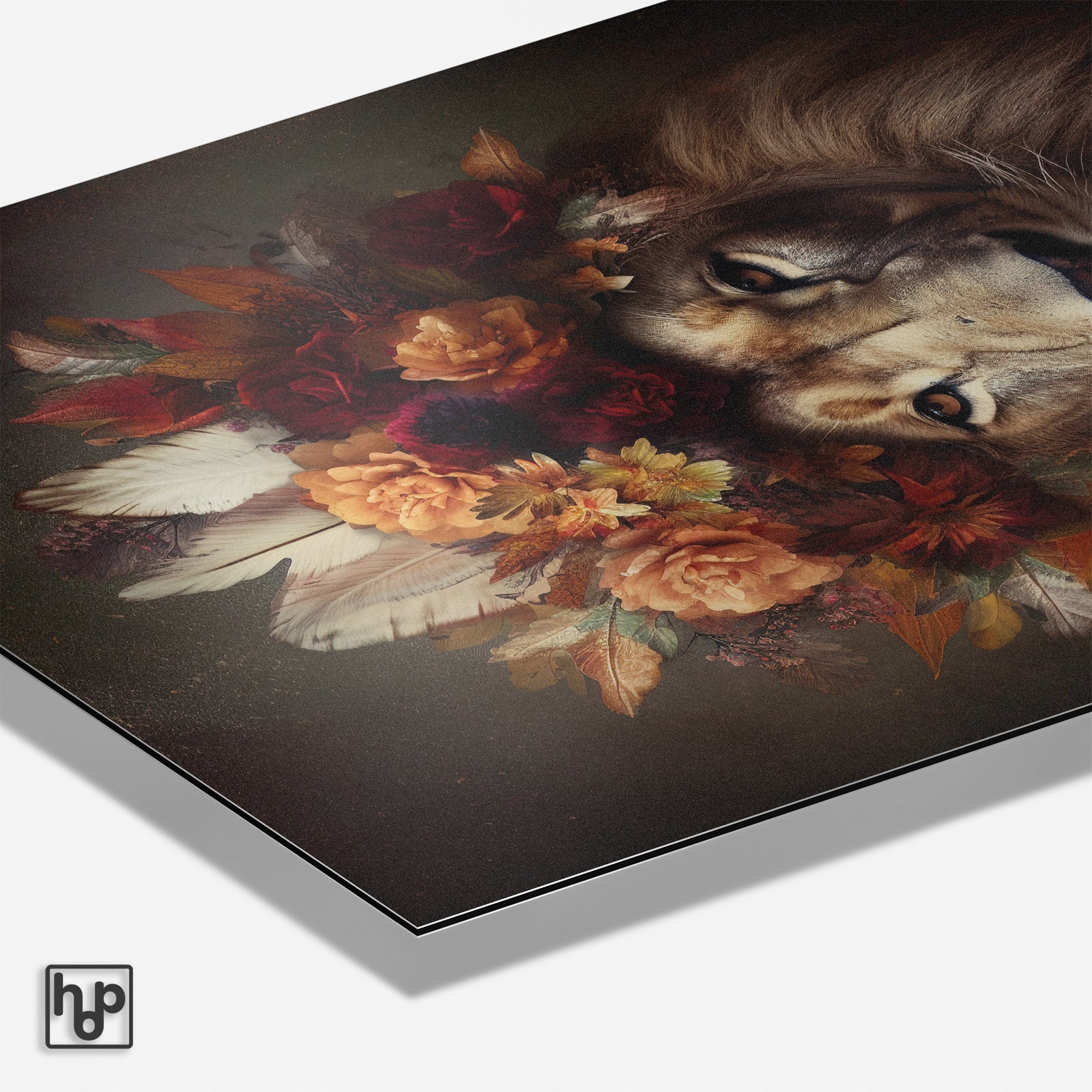 Leeuw 6 poster met een leeuwenkop versierd met herfstkleurige bloemen en veren, op een donkere achtergrond.