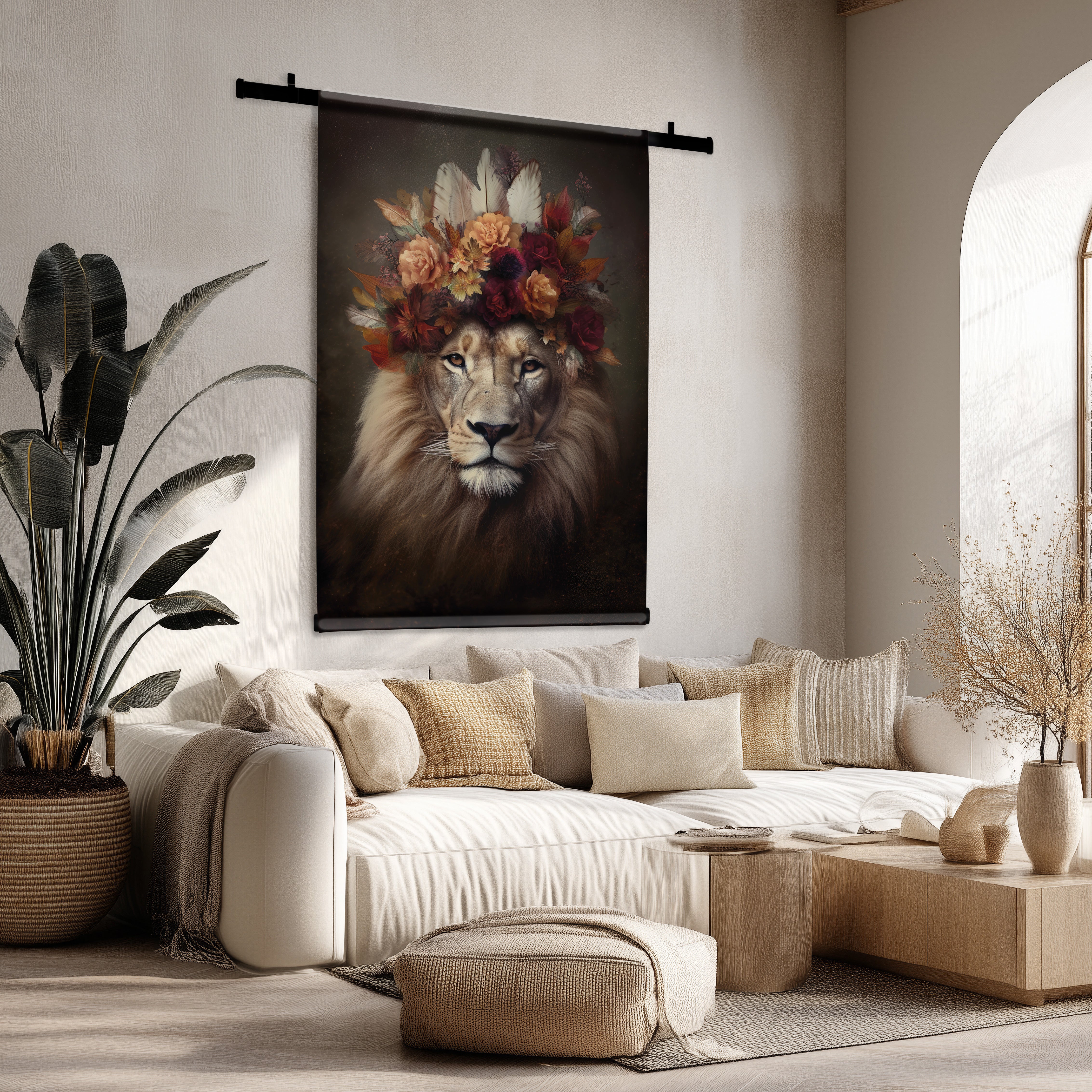 Leeuw 6 wandkleed van velours polyester met zijdeglans, met leeuwenprint en bloemenkroon, hangend boven een beige bank.
