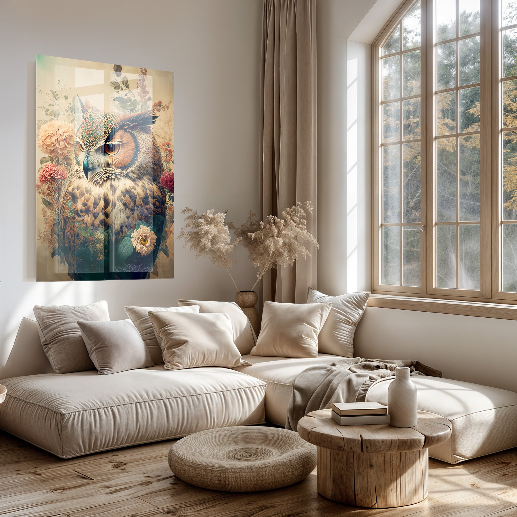 Plexiglas schilderij Uil 2 boven een lichte bank in een woonkamer.