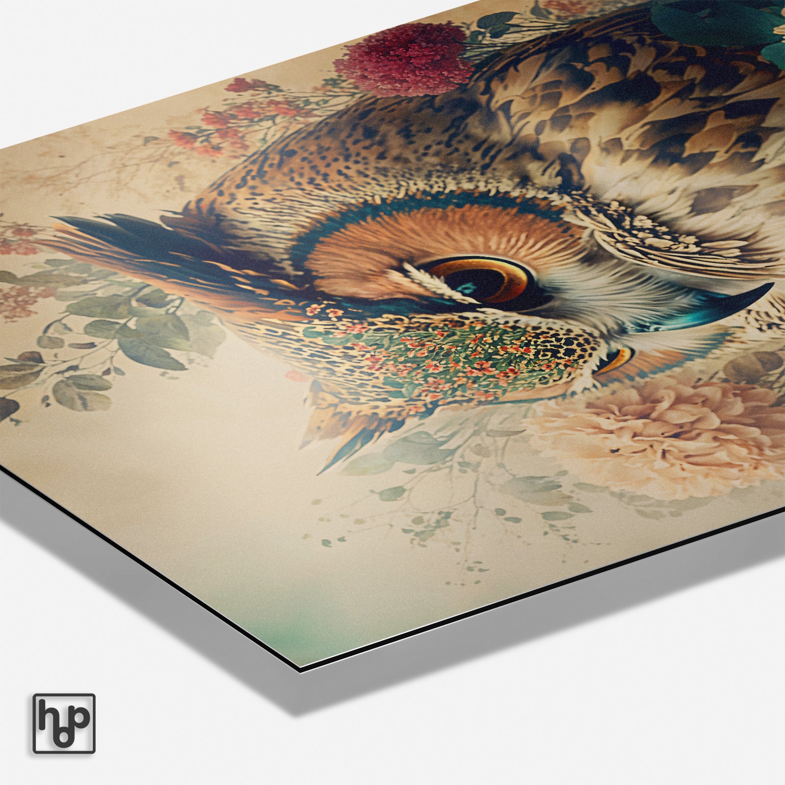 Vintage poster met sierlijke uil en delicate bloemen in warme, serene kleuren.