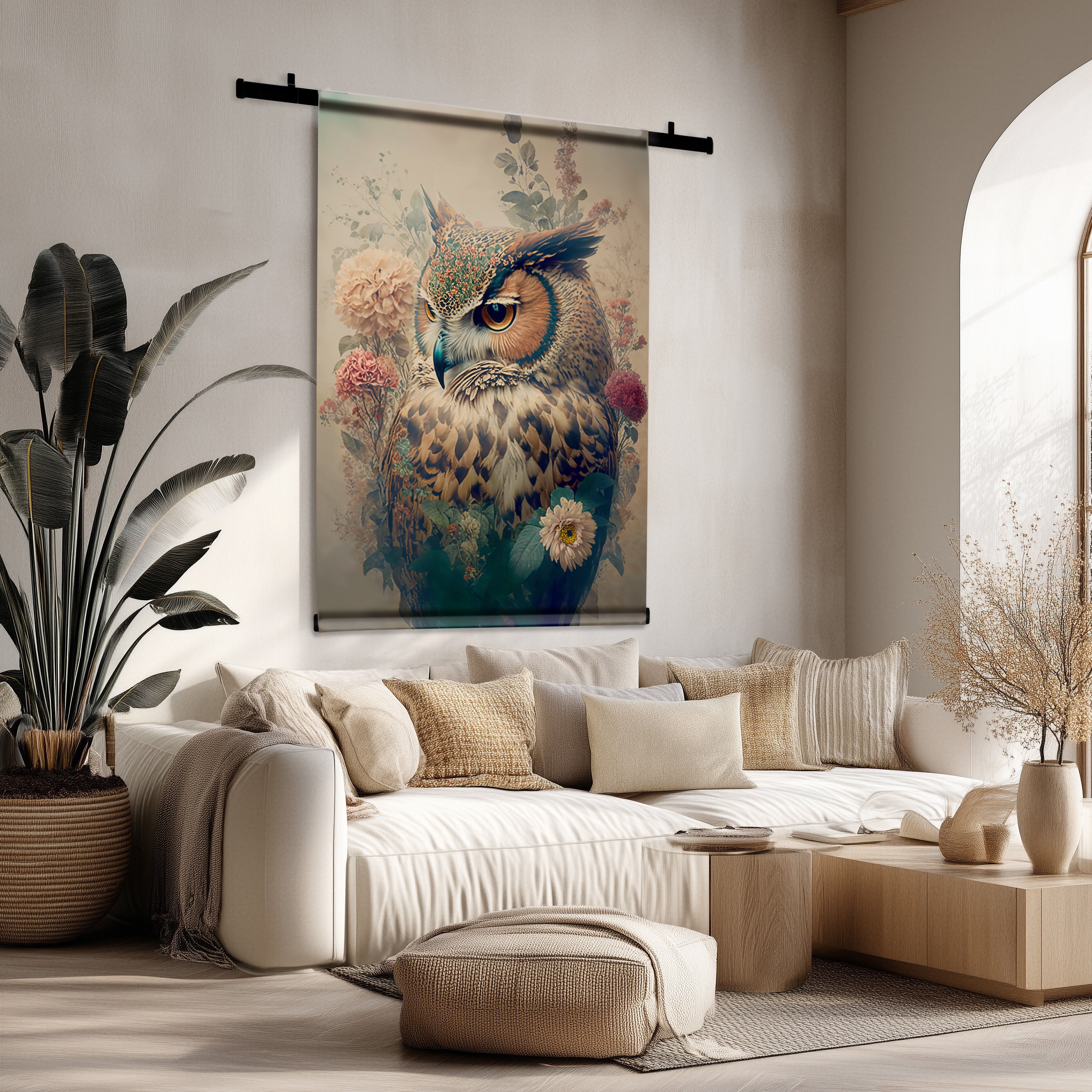 Gedetailleerd Uil 2 wandkleed met bloemenprint op velours stof, hangend boven een beige bank in een lichte woonkamer.