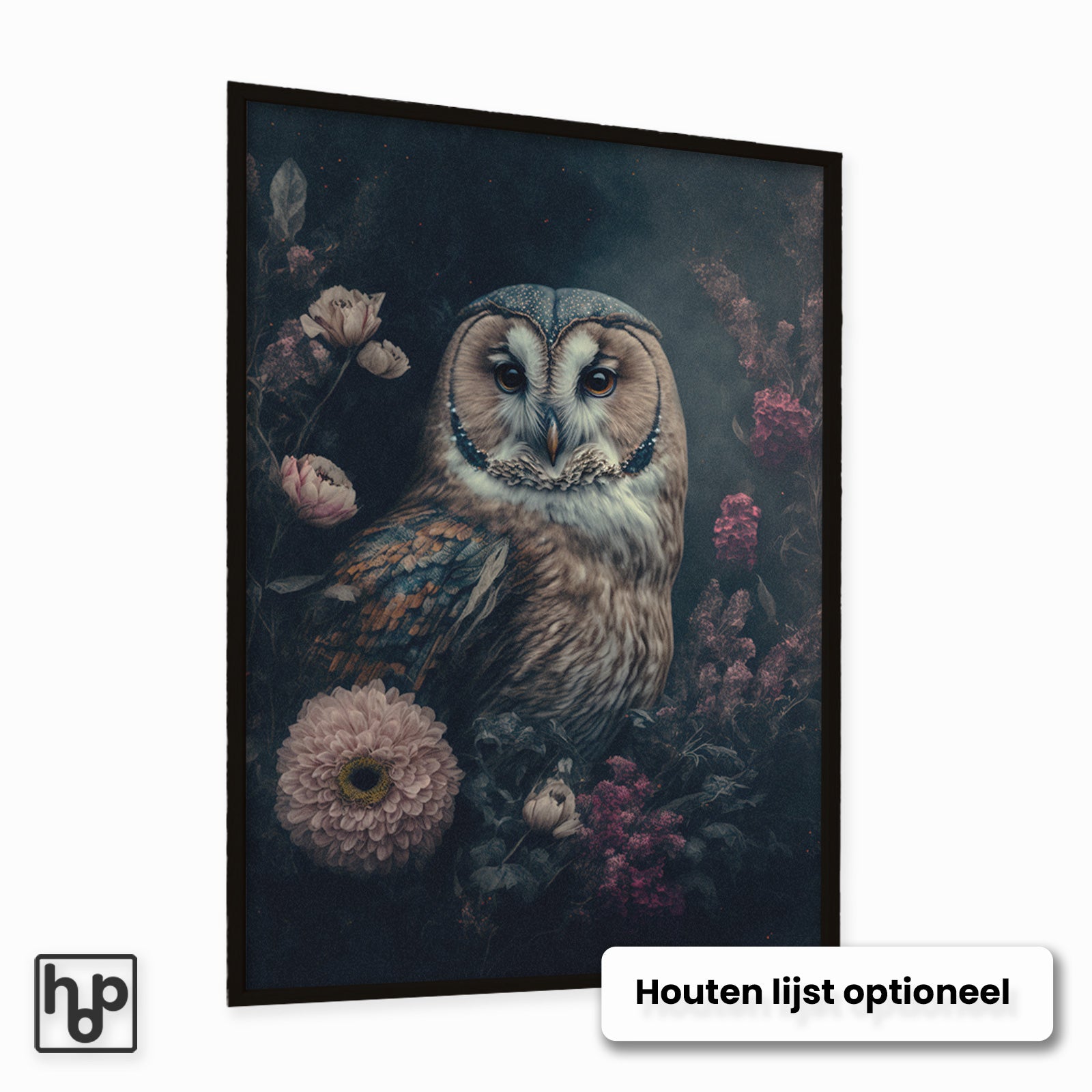 Vintage uilenposter met zachte botanische tinten en bloemen, ingelijst in een donkere houten lijst.