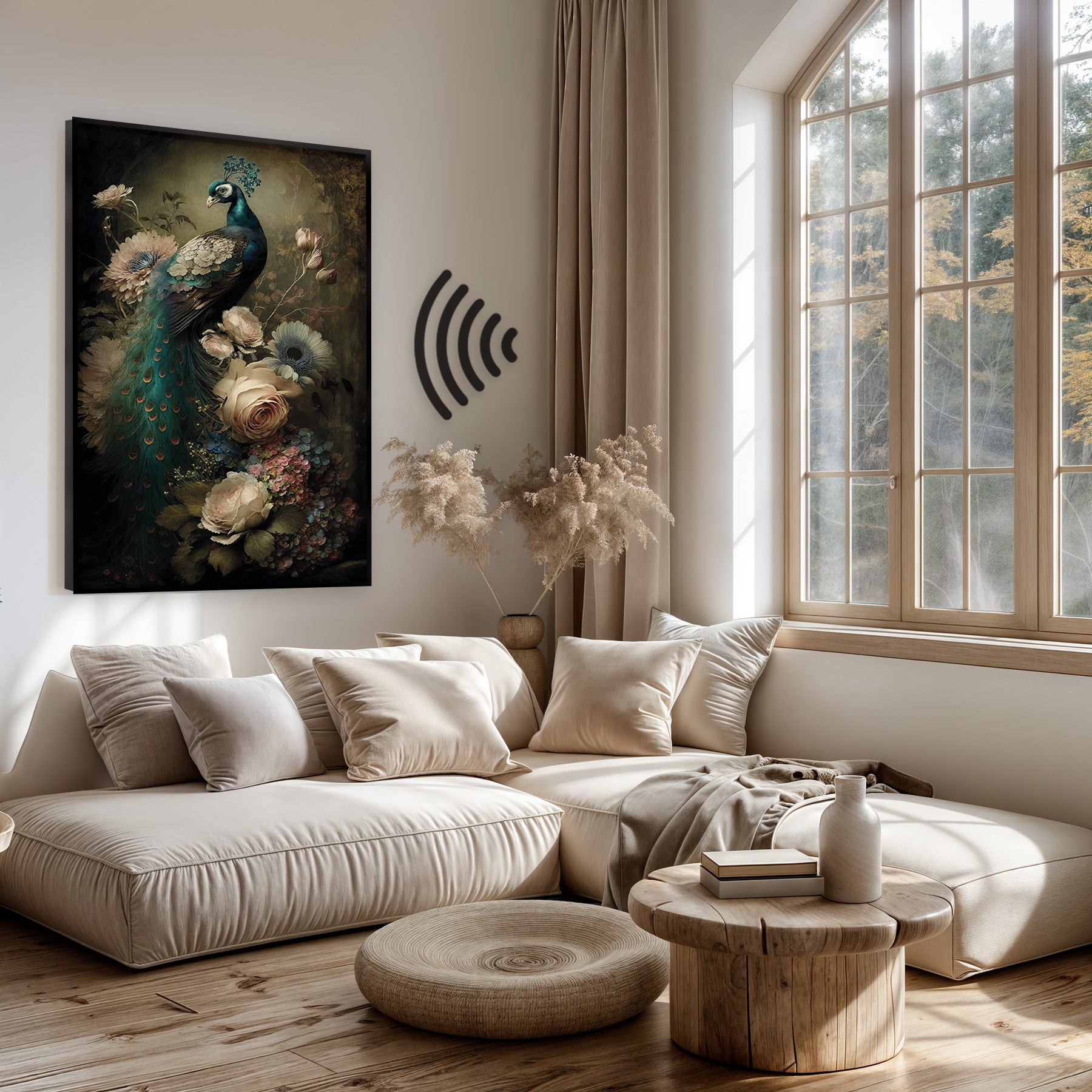 Akoestisch paneel Pauw 3 boven een lichte bank in een woonkamer.