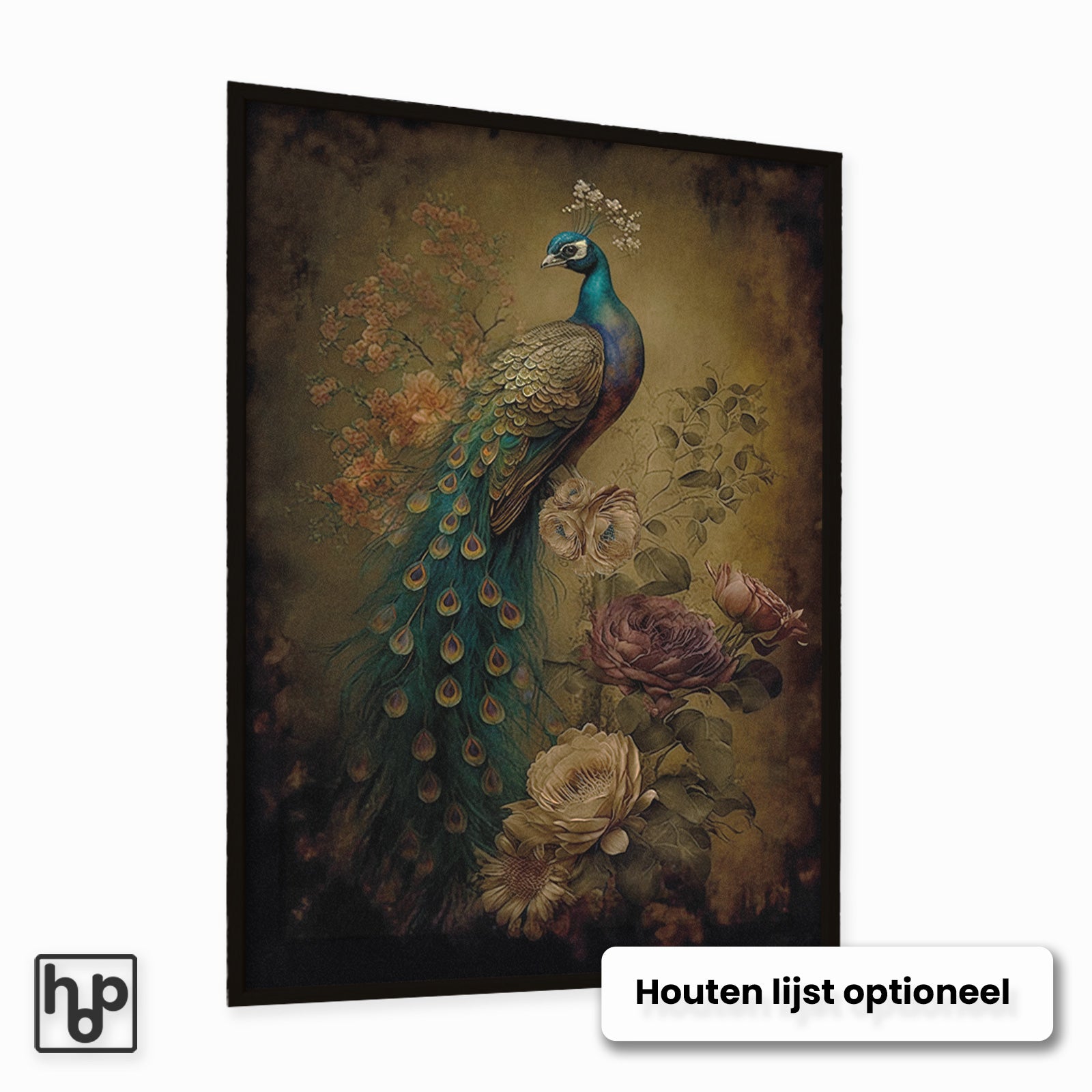 Vintage pauw poster met weelderige blauw-groene veren, omringd door roze en crèmekleurige bloemen op een donkere achtergrond.
