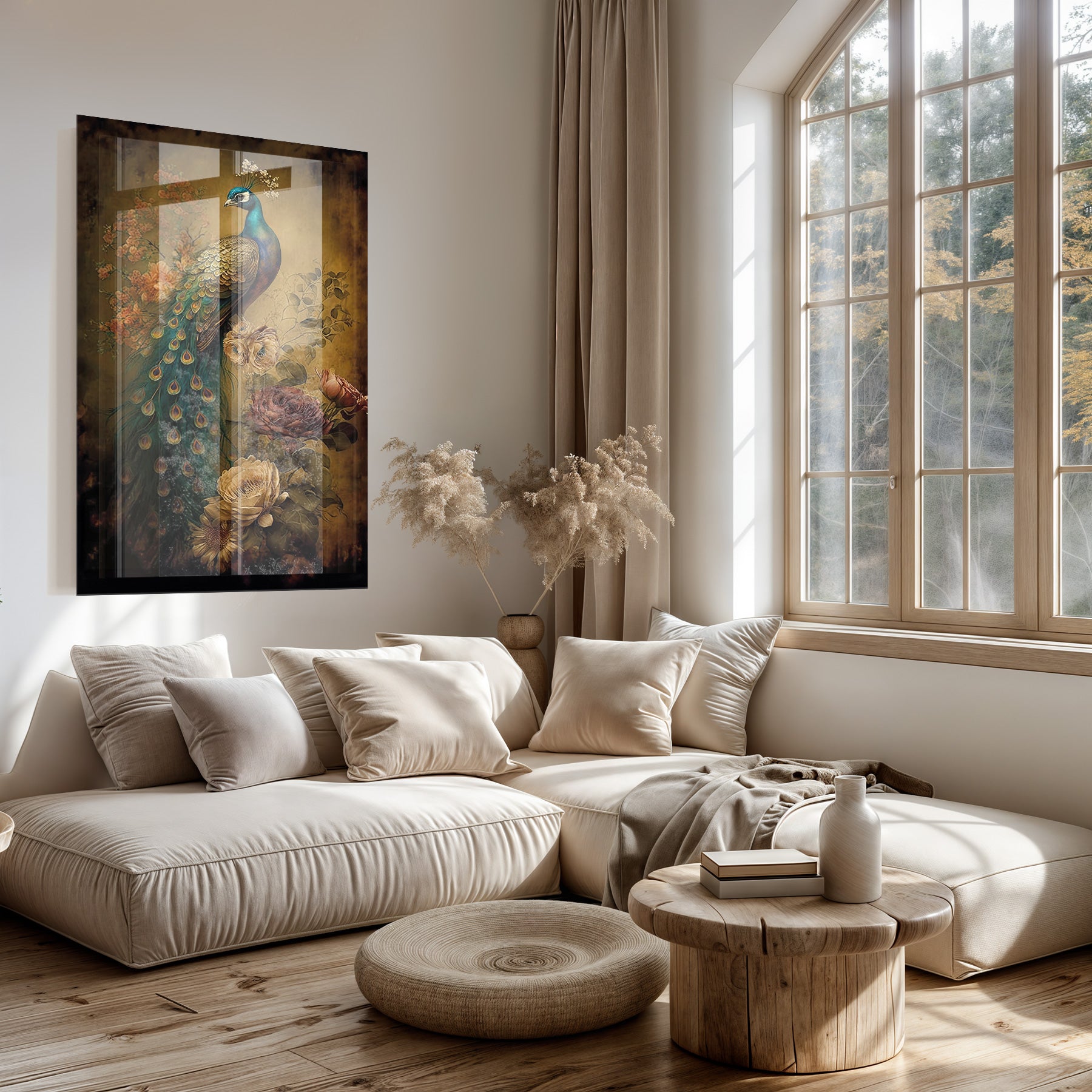 Plexiglas schilderij Pauw 6 boven een lichte bank in een woonkamer.