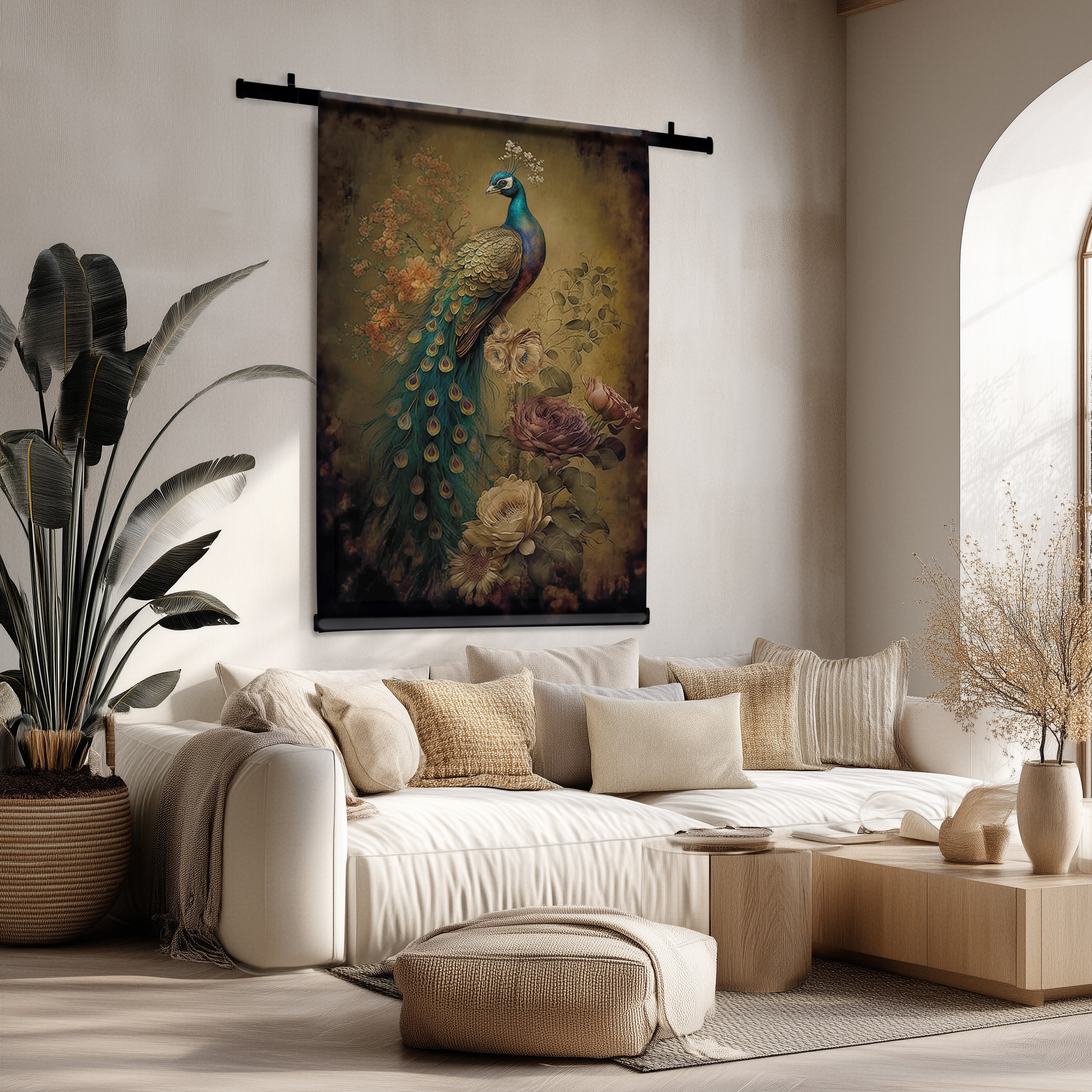 Pauw 6 wandkleed met kleurrijke pauw en bloemen, hangend boven een beige bank in een lichte woonkamer.