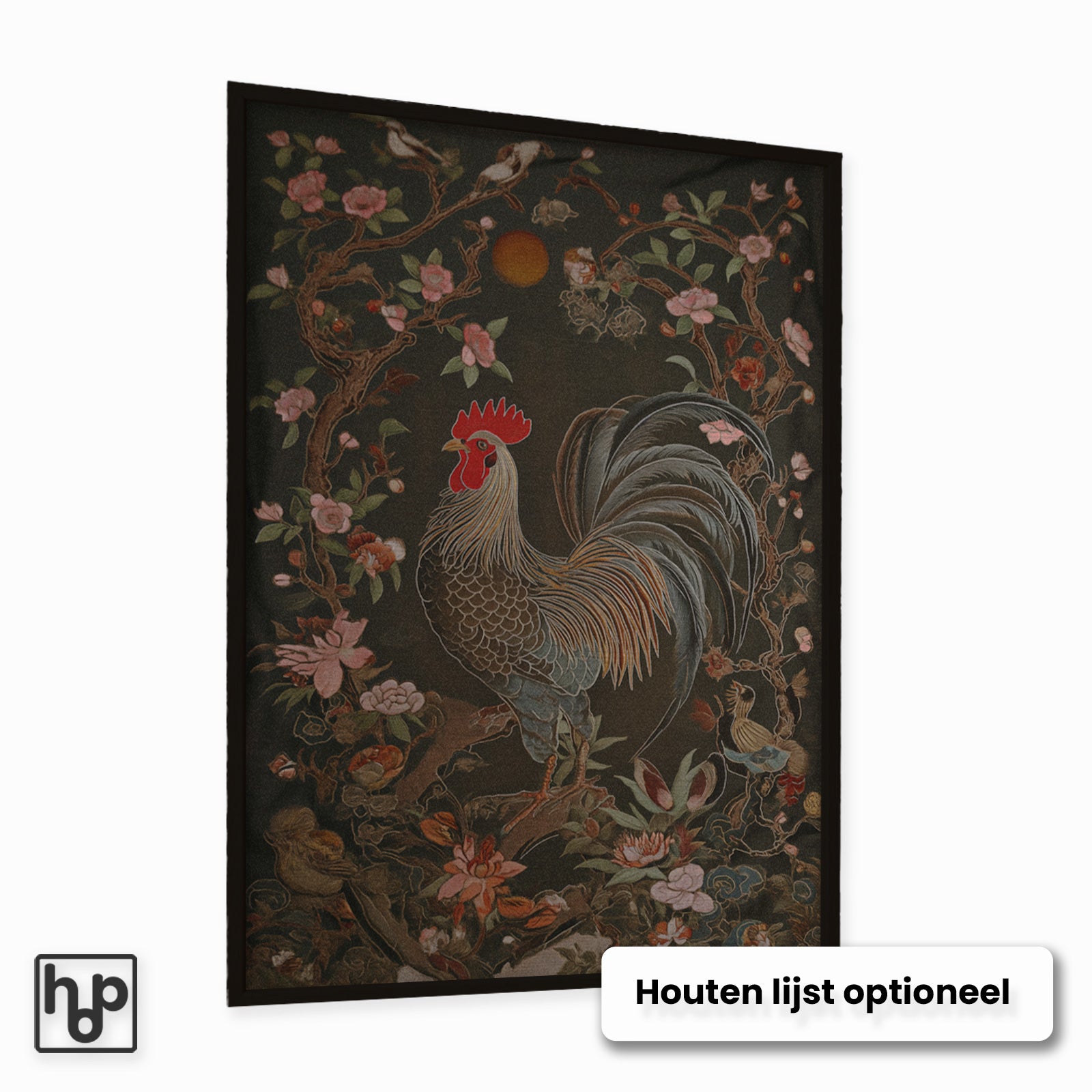 Vintage poster met majestueuze haan, botanische kersenbloesem en oranje zon op donkere achtergrond.