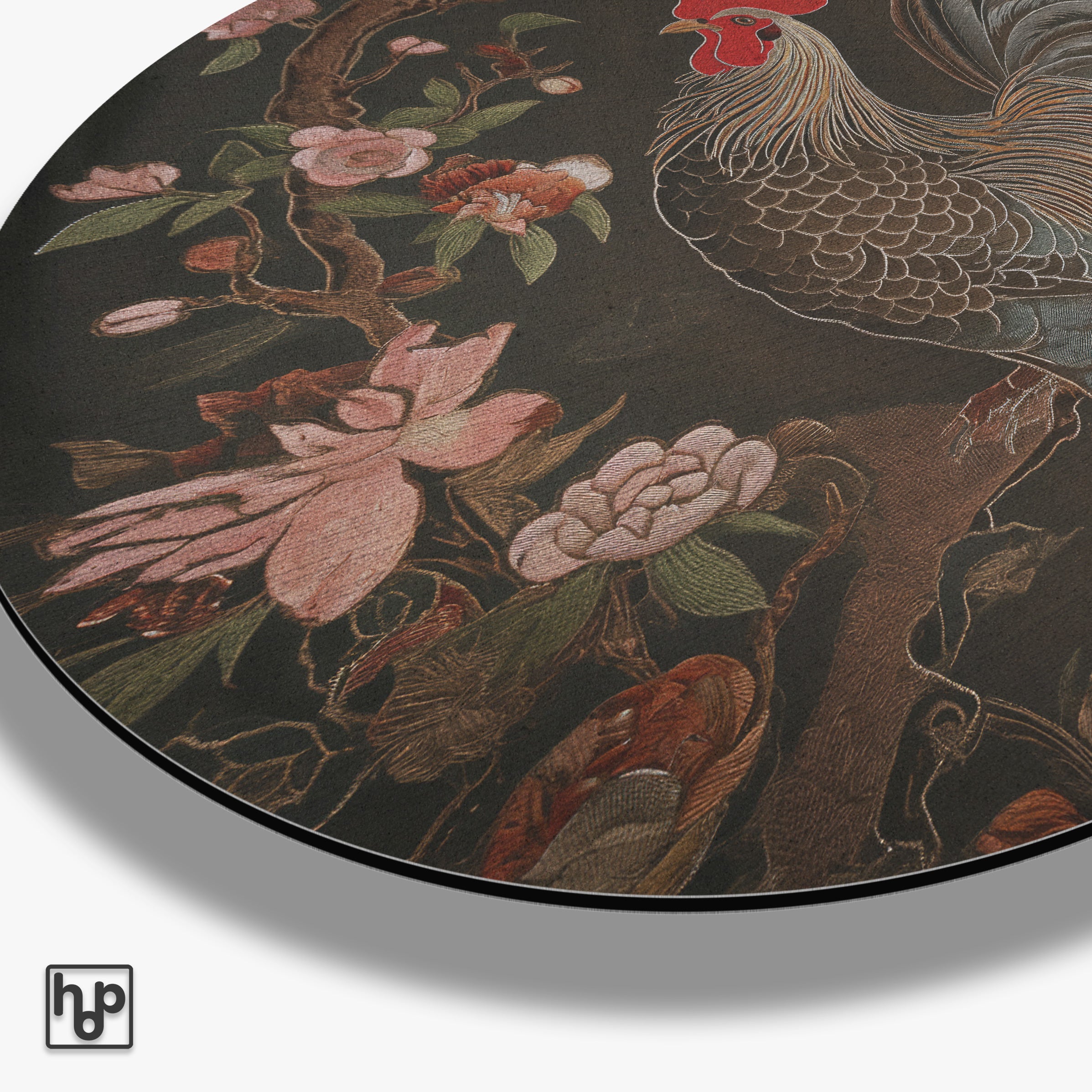 Detail van aluminium muurcirkel Rooster met de ronde paneelrand en matte afwerking.