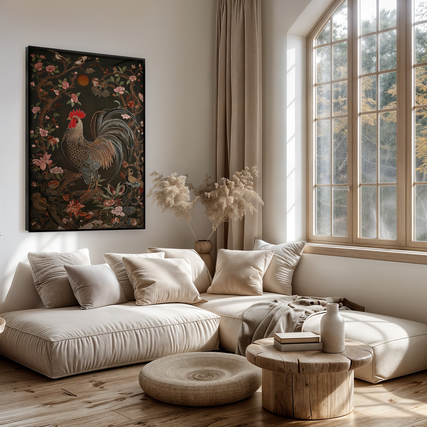 Artframe Rooster boven een lichte bank in een woonkamer.
