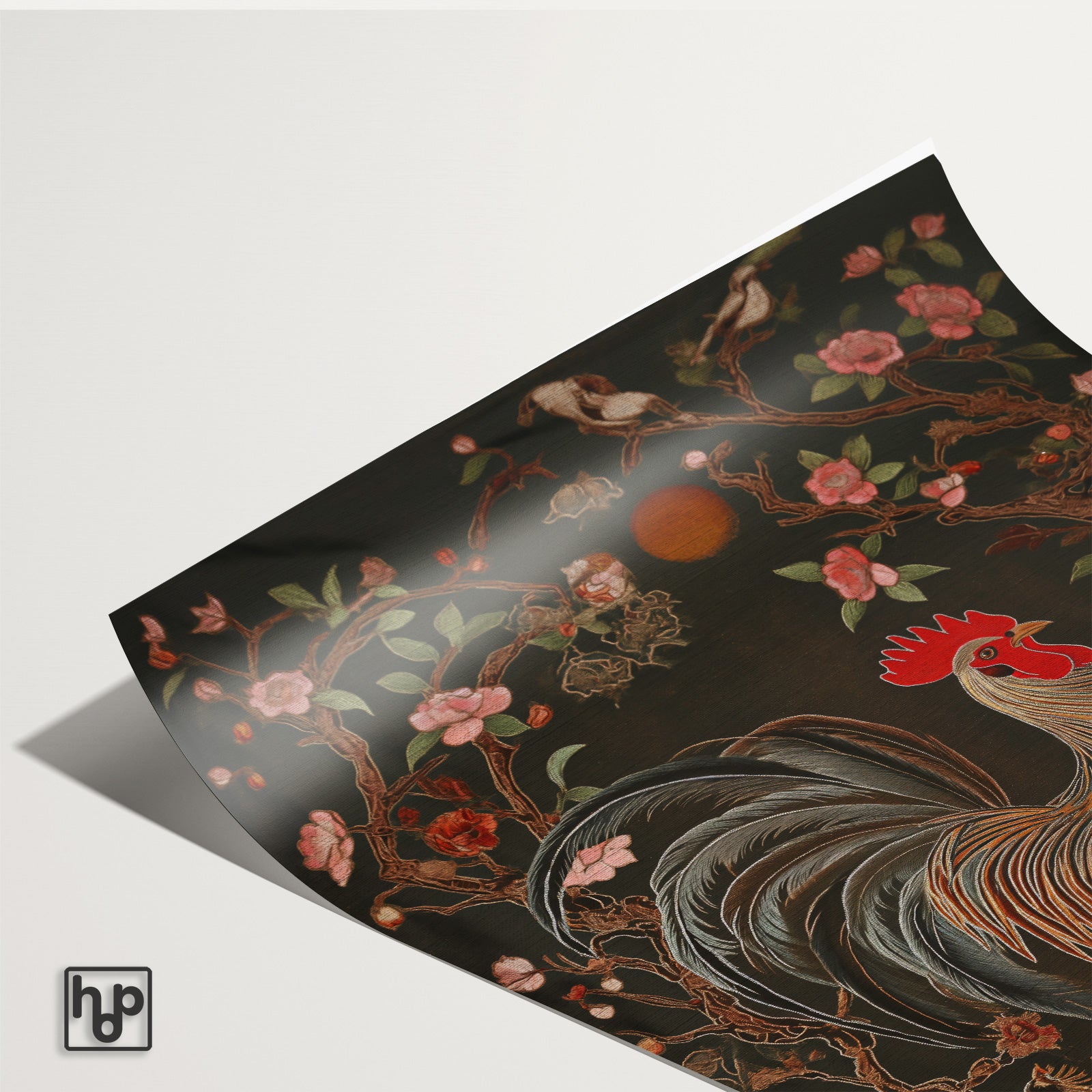 Detail van papieren poster Rooster met een licht omkrullende hoek.