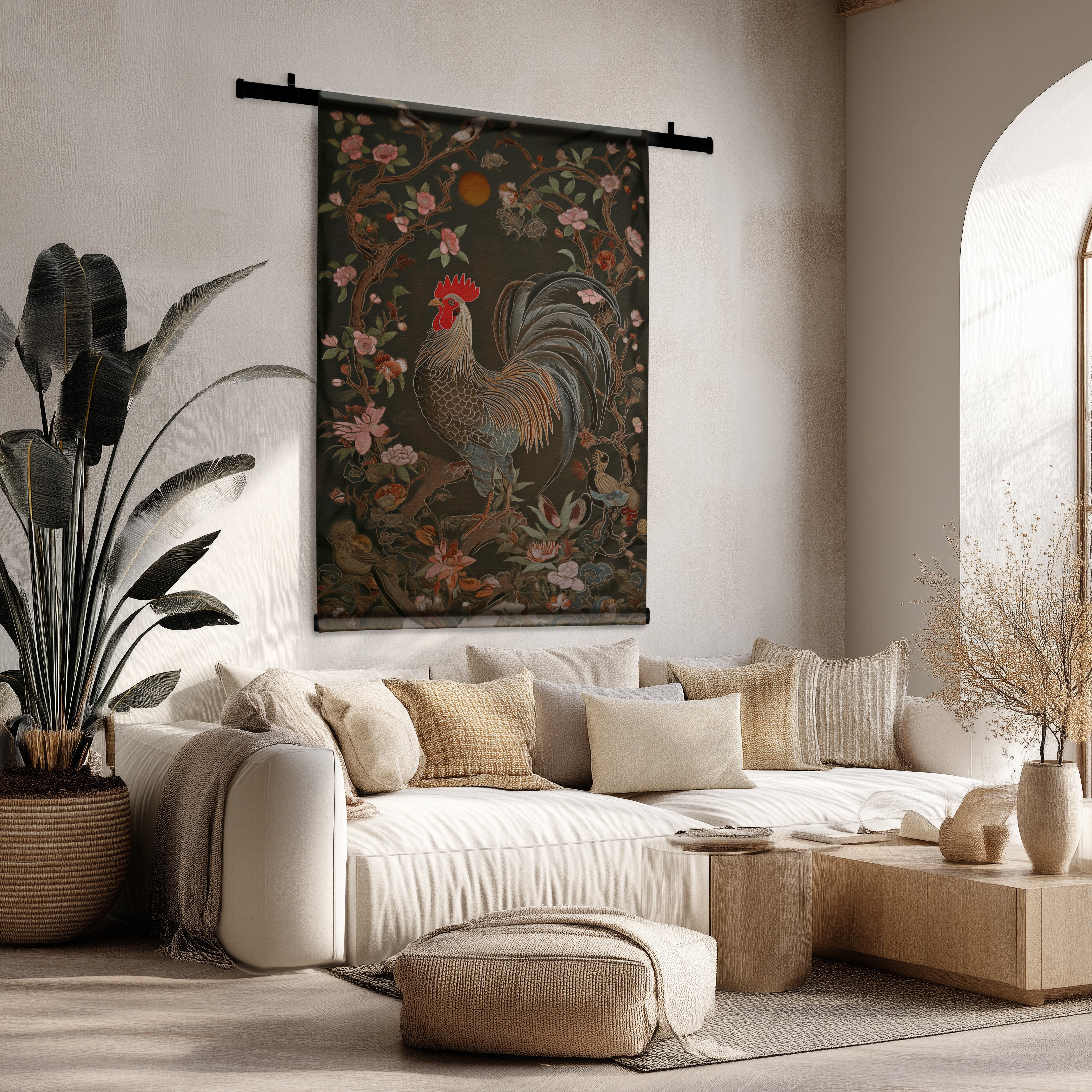Aziatisch wandkleed met kraanvogel- en bloemenmotief, hangend boven een beige bank in een zen interieur.