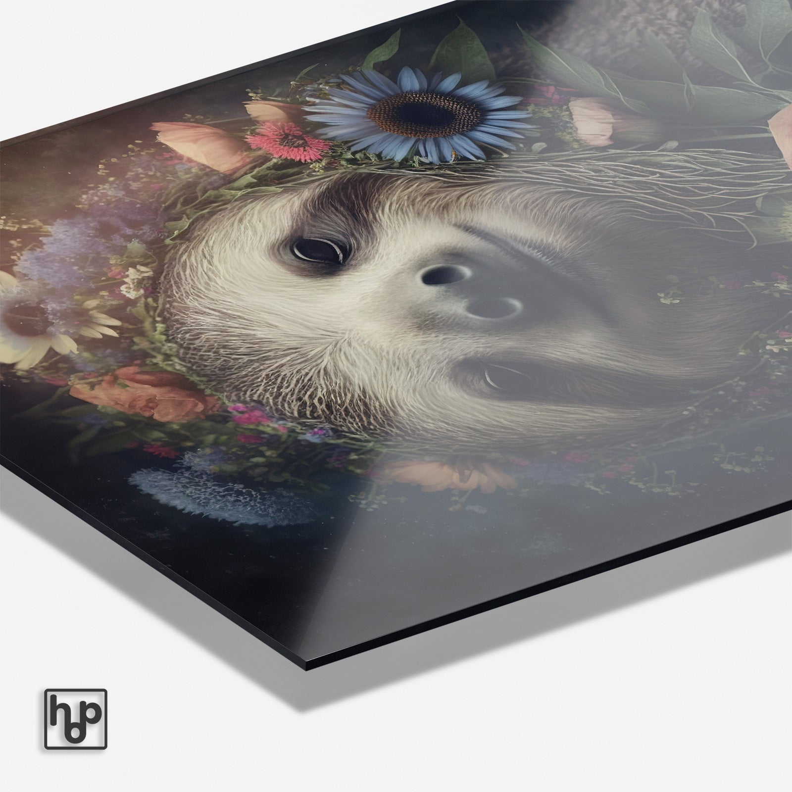 Detail van plexiglas schilderij Sloth met glanzend oppervlak en zichtbare paneelrand.