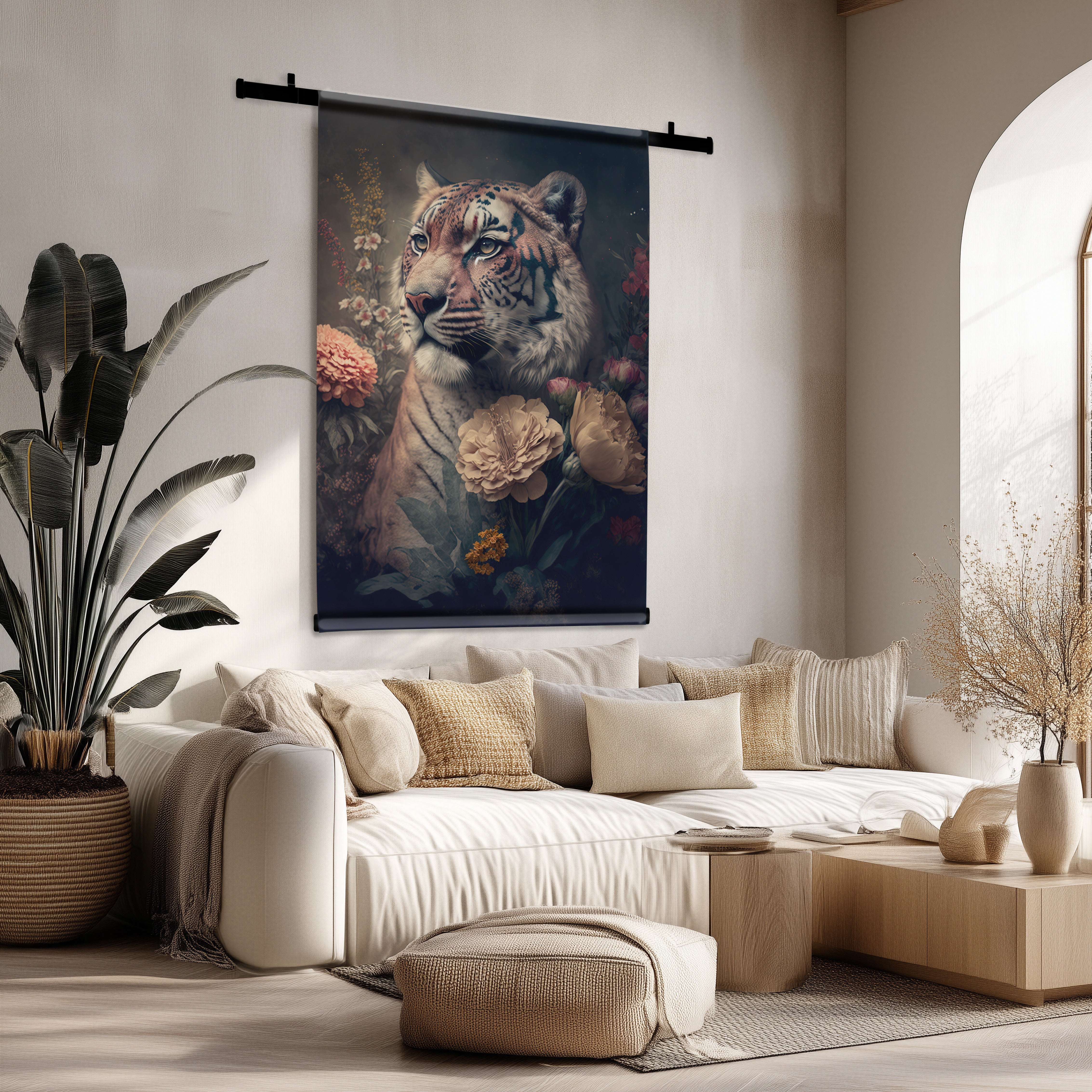 Luxe velours wandkleed met een gedetailleerde tijger en bloemen, hangend boven een beige bank in een modern interieur.
