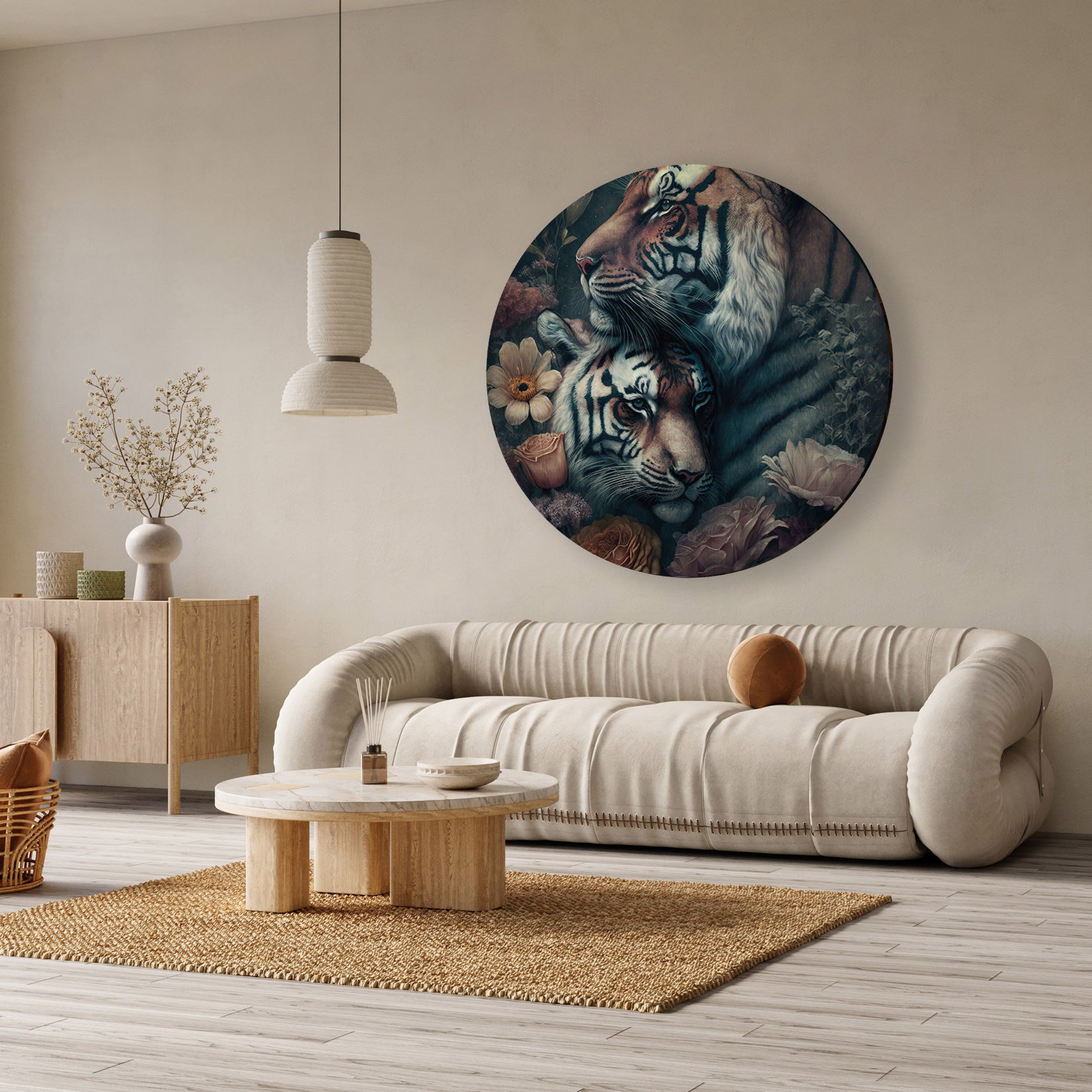 Ronde aluminium dibond muurcirkel met twee tijgers en bloemen in warme aardetinten boven een beige bank.