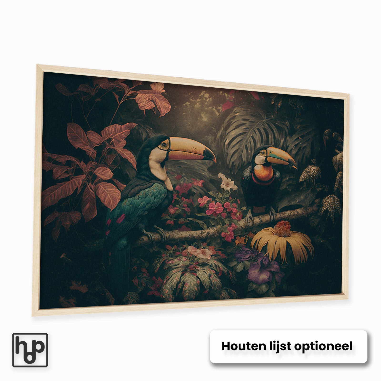 Levendige poster van twee toekans in een tropische jungle met groene en roodbruine bladeren, in een lichte houten lijst.