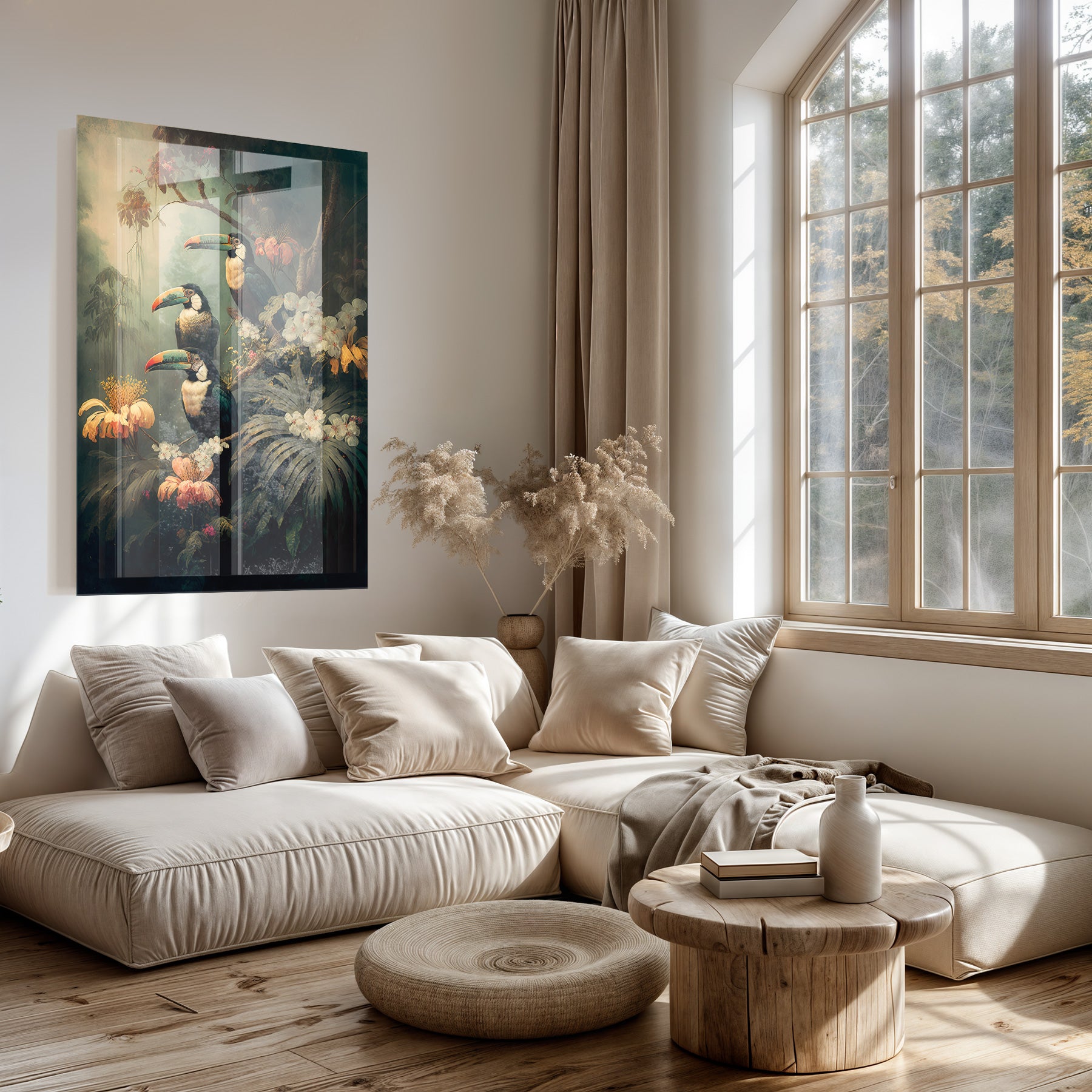 Plexiglas schilderij Toekans boven een lichte bank in een woonkamer.