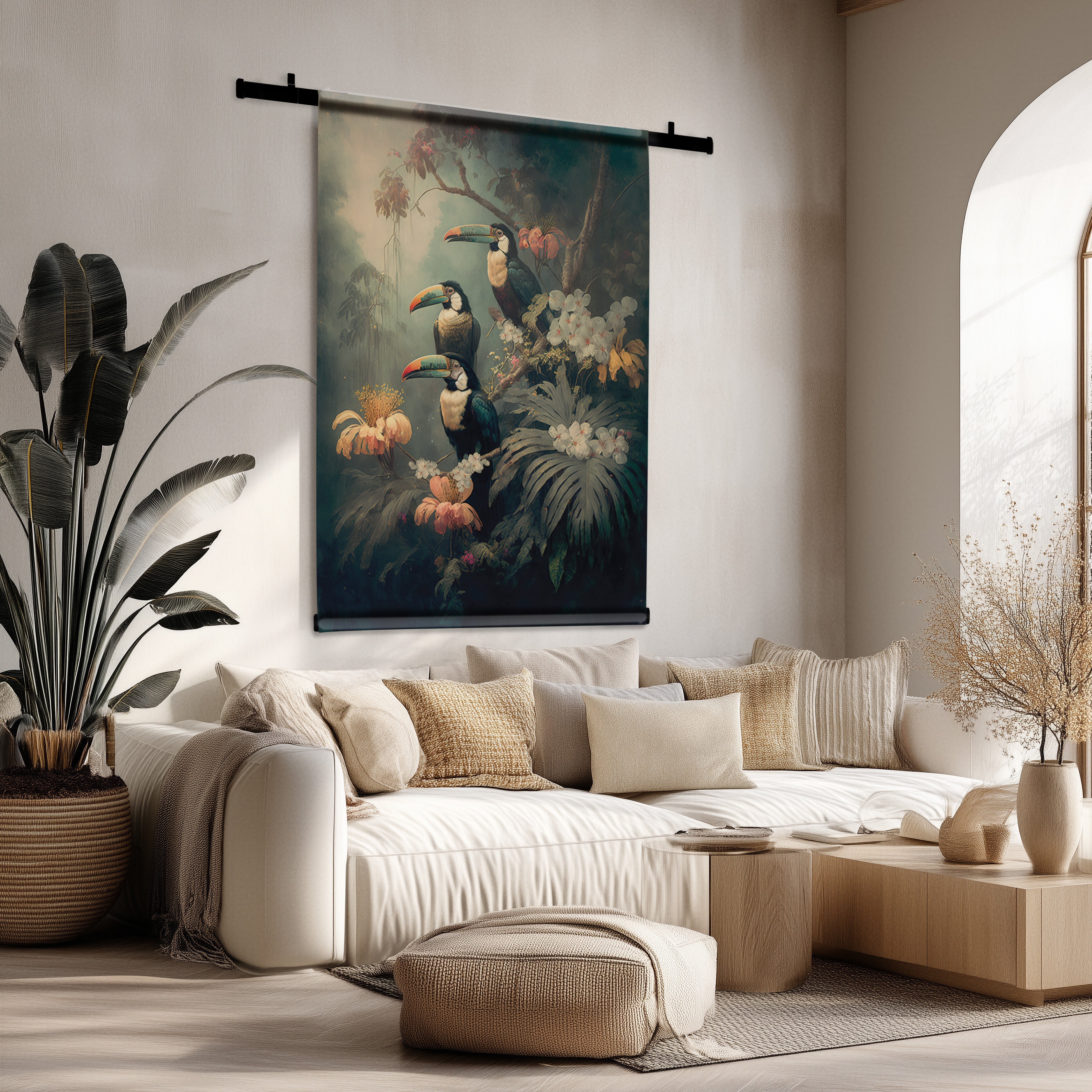Wandkleed met kleurrijke toekans en tropische bloemen op velours, hangend boven een beige bank in een lichte woonkamer.