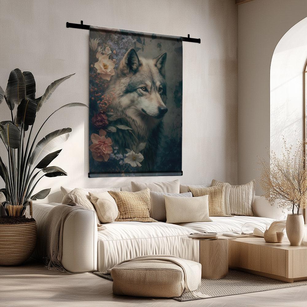 Velours wandkleed met expressief wolfportret en bloemen, hangend boven een lichte bank in een moderne woonkamer.
