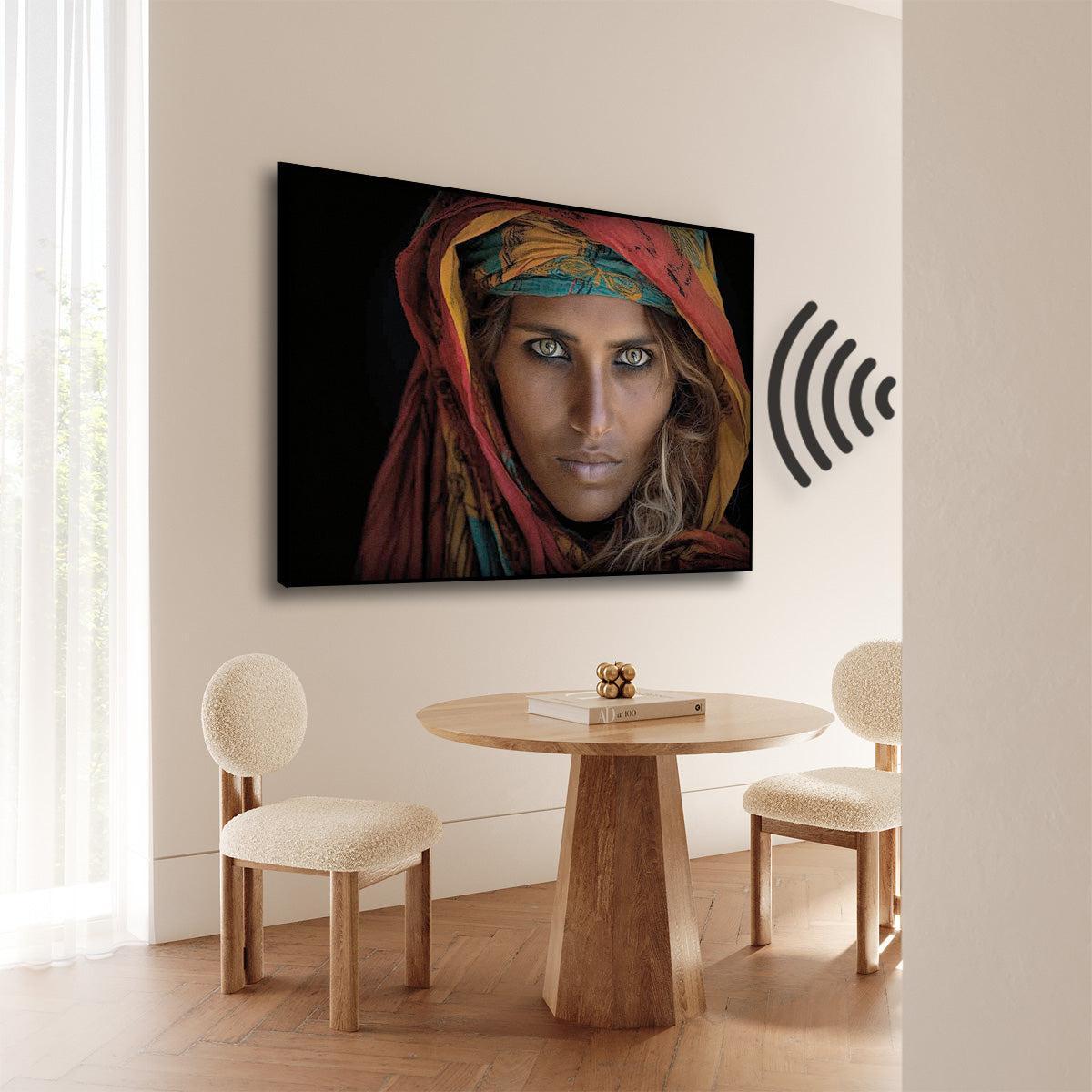 Akoestisch paneel Vrouw 5 aan de muur bij een ronde houten eettafel.
