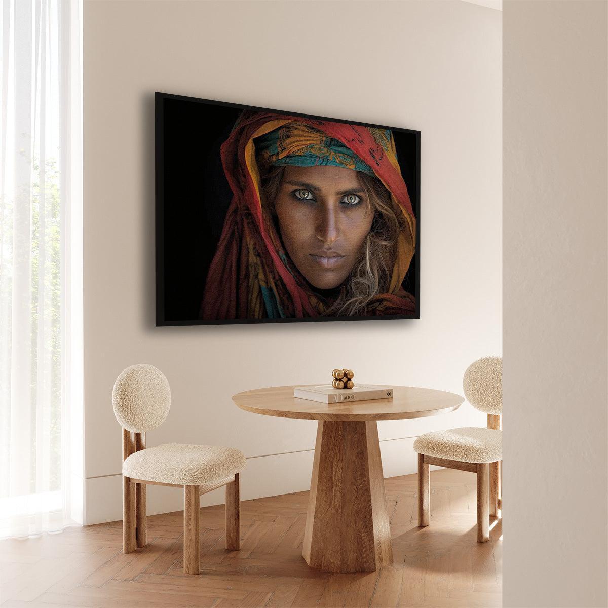 Artframe Vrouw 5 aan de muur bij een ronde houten eettafel.