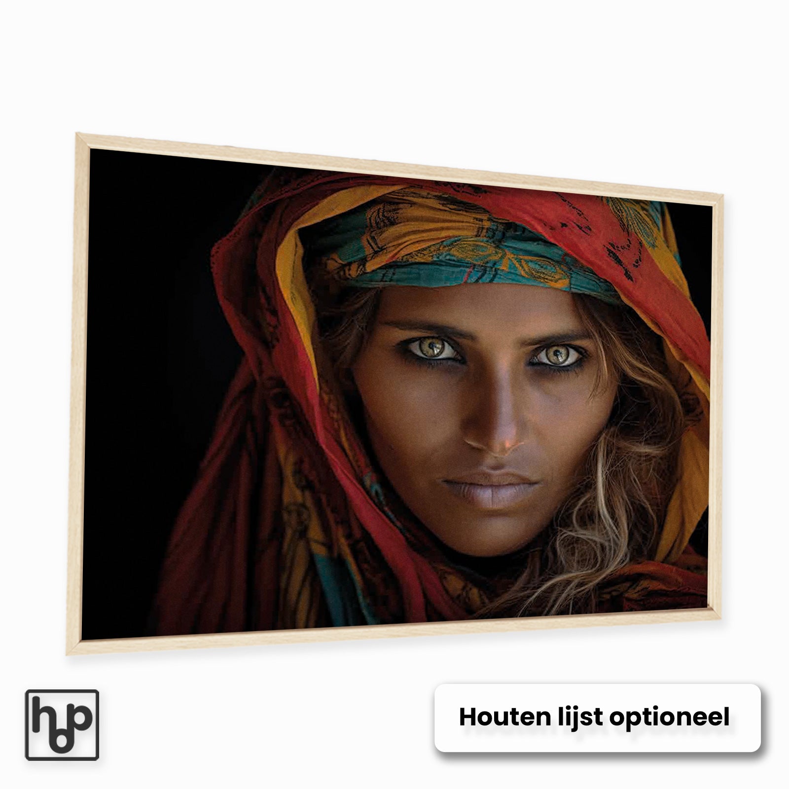 Liggende poster met kleurrijk portret van een vrouw in rode en gele hoofddoek, met houten lijst.