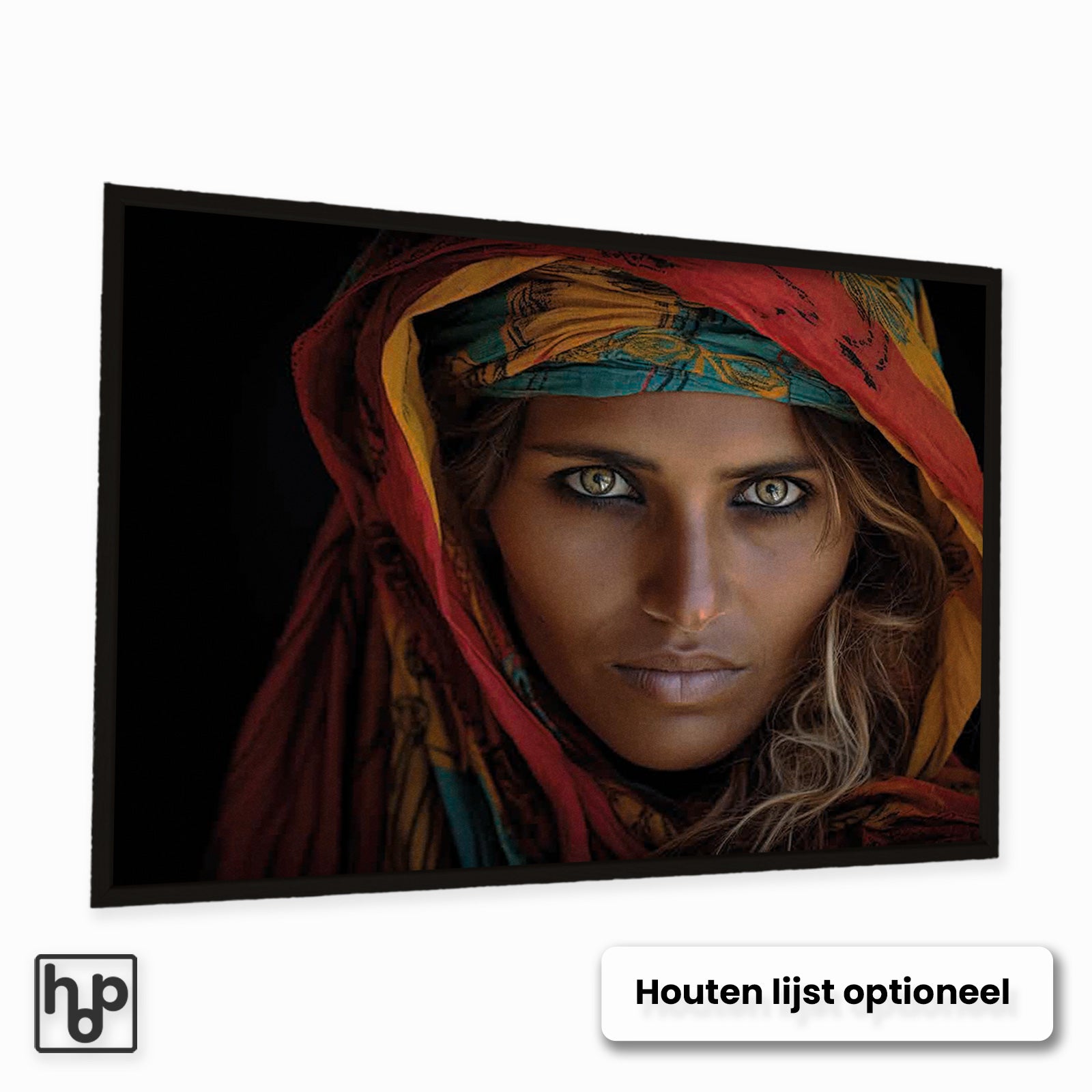 Liggende poster van een vrouw met groene ogen en kleurrijke rode, gele en blauwe hoofddoek.