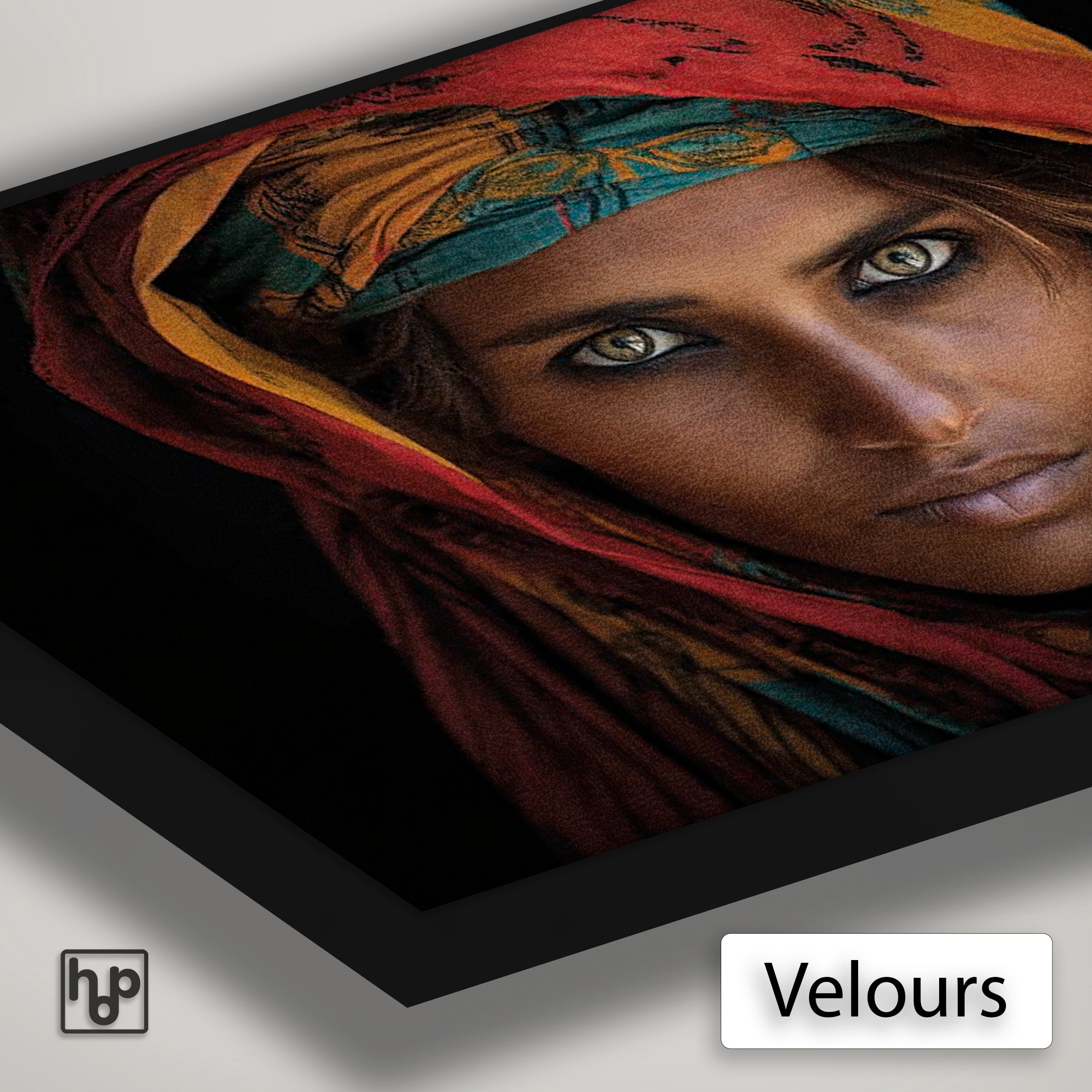 Detail van Artframe Vrouw 5 met velours doek en een zwart aluminium frame.