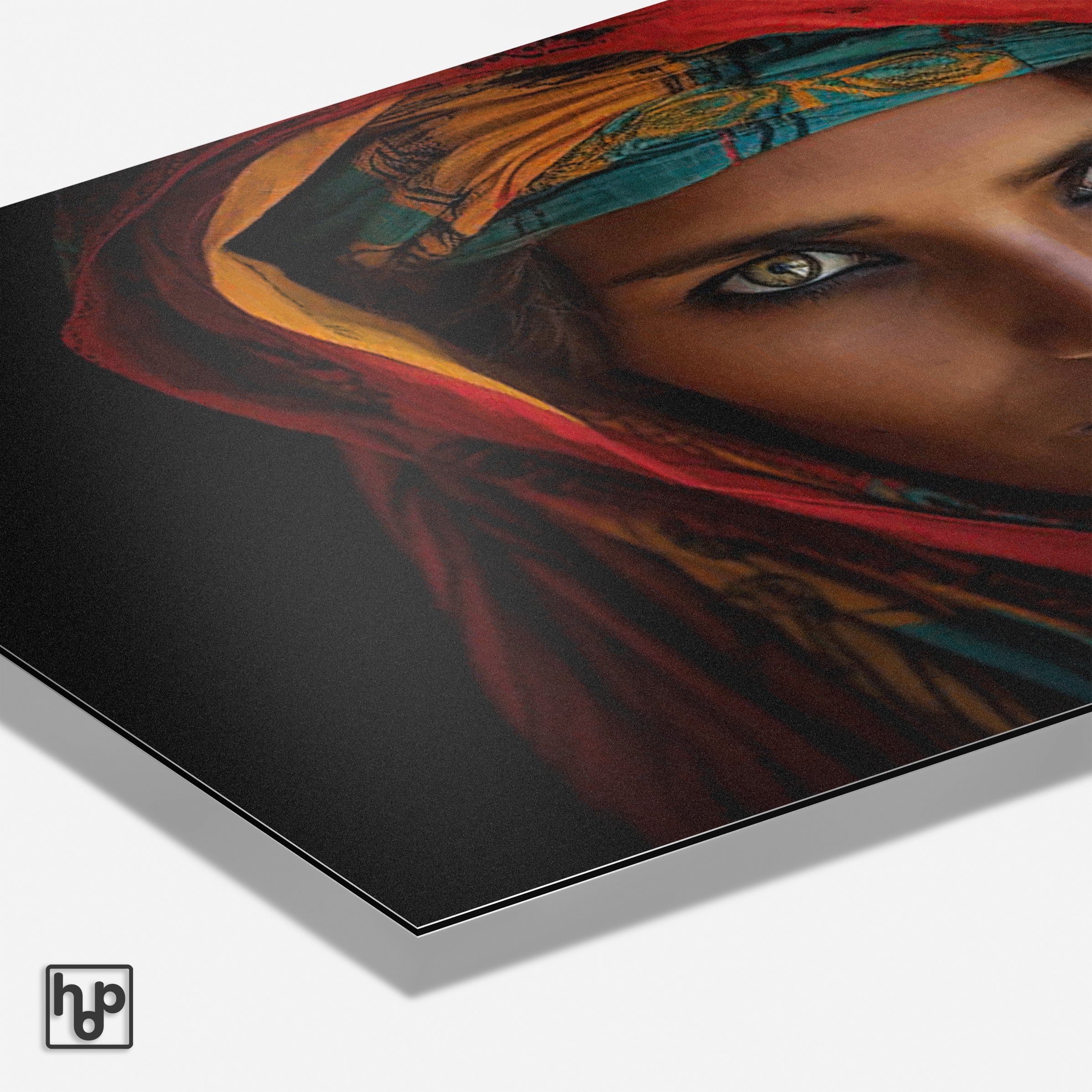 Kleurrijk portret van een vrouw met hoofddoek, gedrukt op een liggende poster met levendige details.