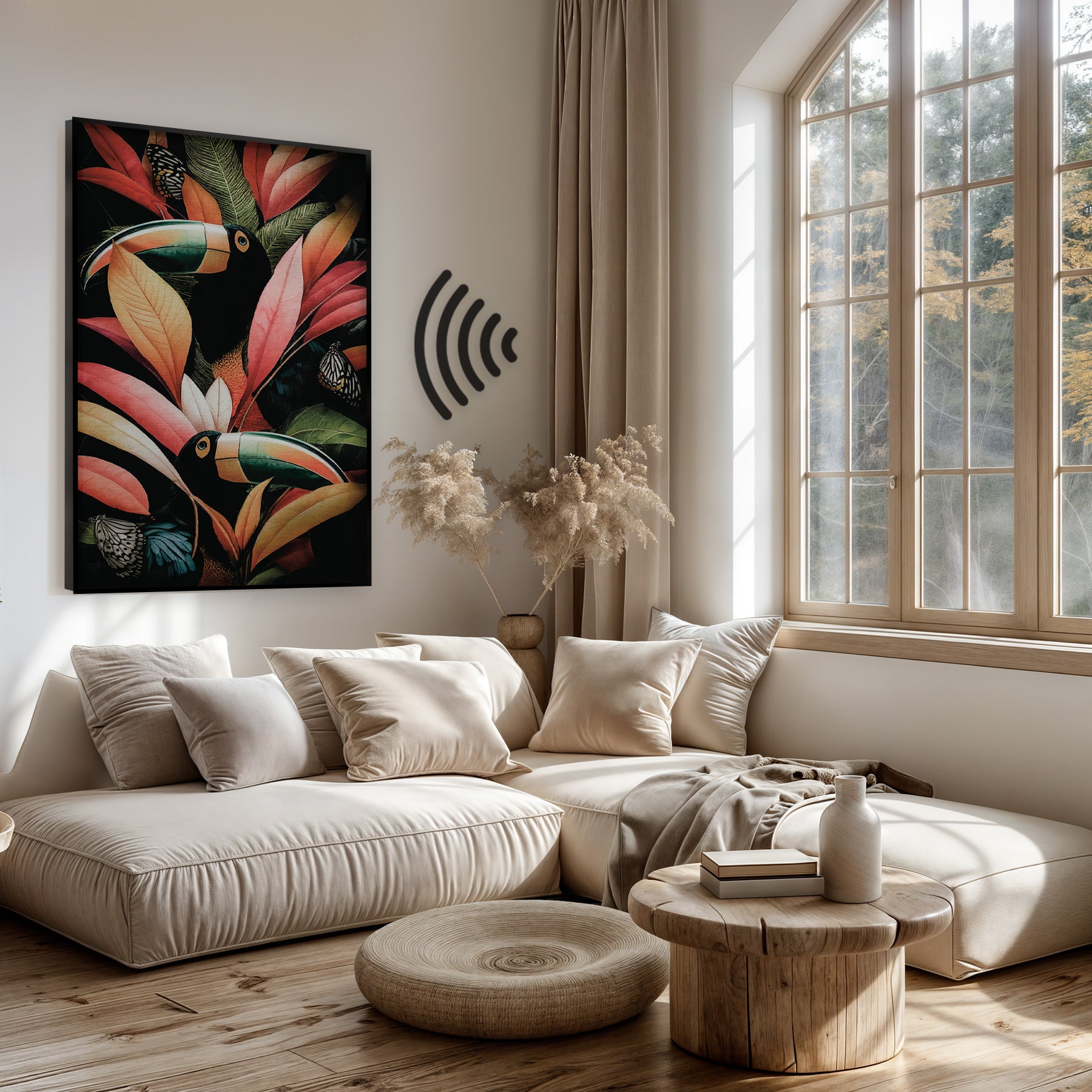 Akoestisch paneel Jungle Toekans boven een lichte bank in een woonkamer.