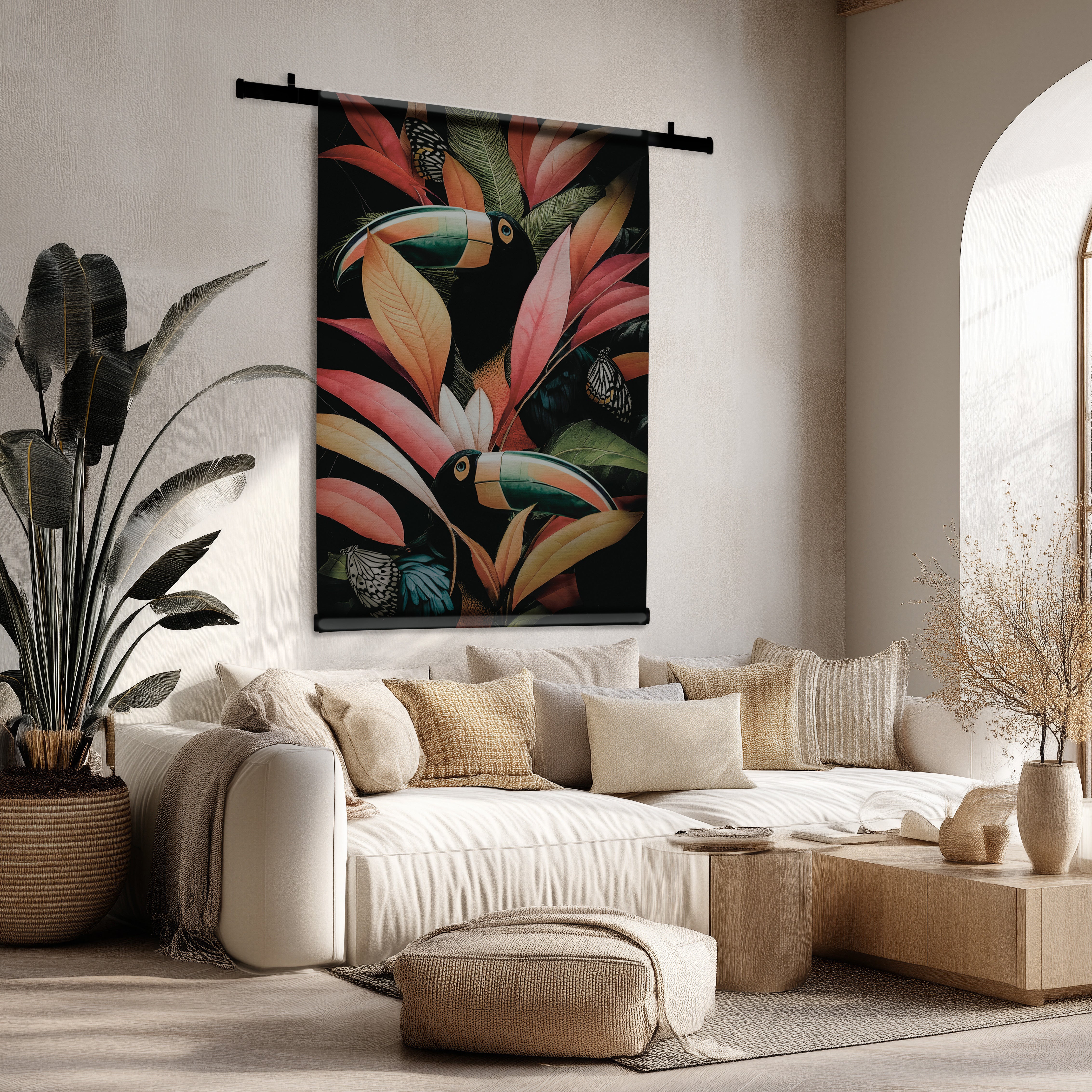 Jungle Toekans wandkleed met kleurrijke toekans en bladeren, hangend boven een beige bank in een lichte woonkamer.