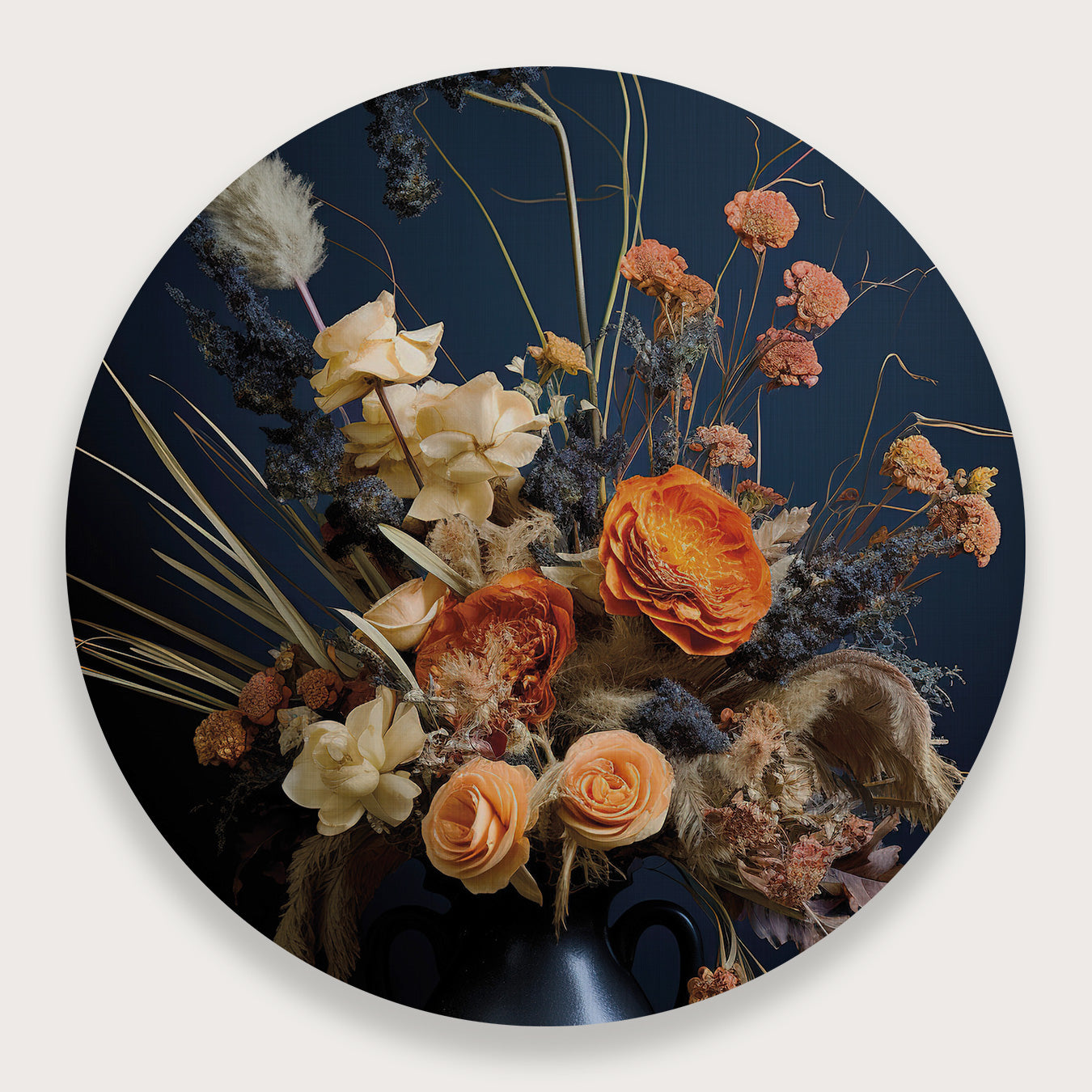 Aluminium muurcirkel Bloemen 12: kleurrijk boeket met pluimen in een donkere vaas.