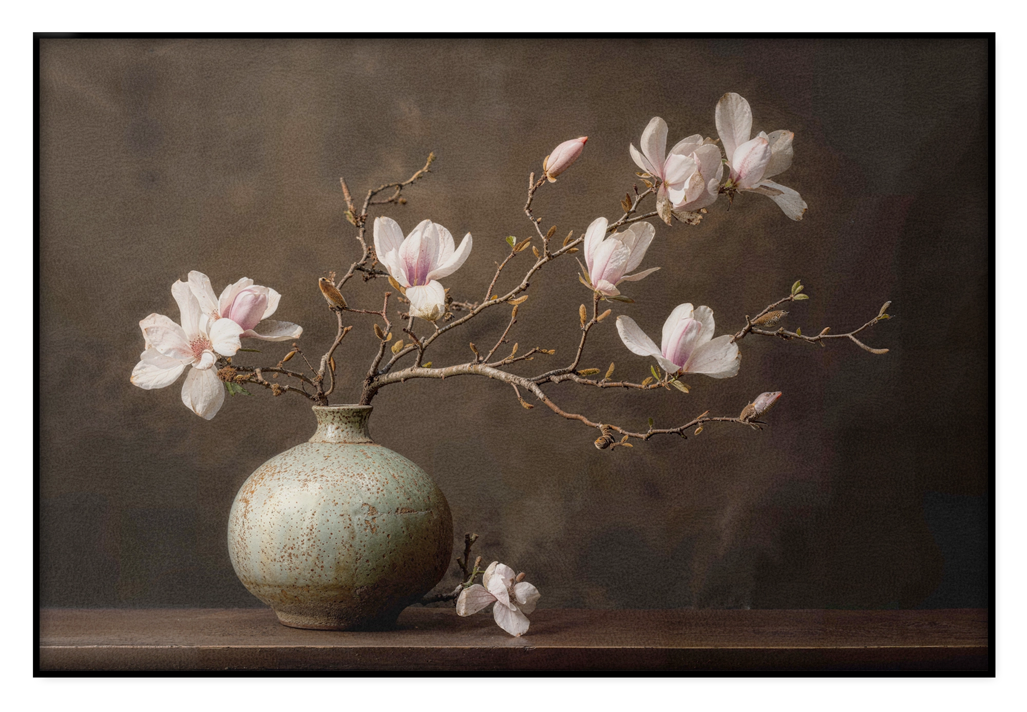 Akoestisch paneel Bloemen 18: zachtroze magnoliabloesems in een ronde groene vaas tegen een donkerbruine achtergrond.