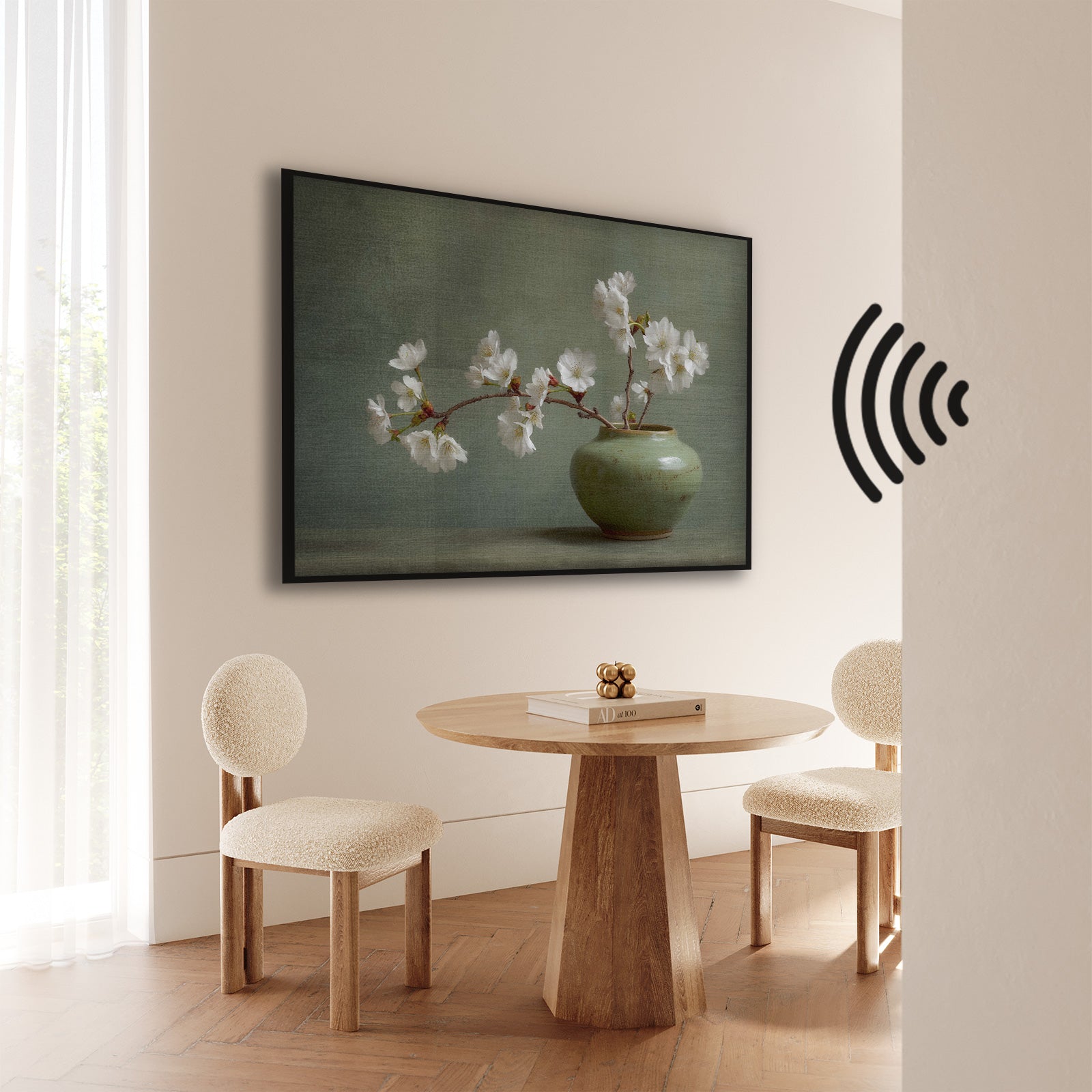 Akoestisch paneel Bloemen 20 aan de muur bij een ronde houten eettafel.